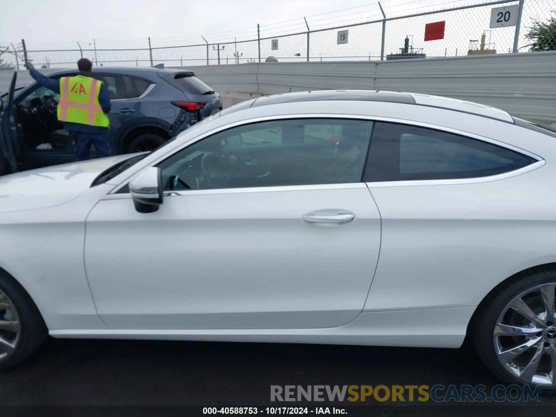 15 fotografías del automóvil dañado WDDWJ8DB6KF800406 MERCEDES-BENZ C 300 2019