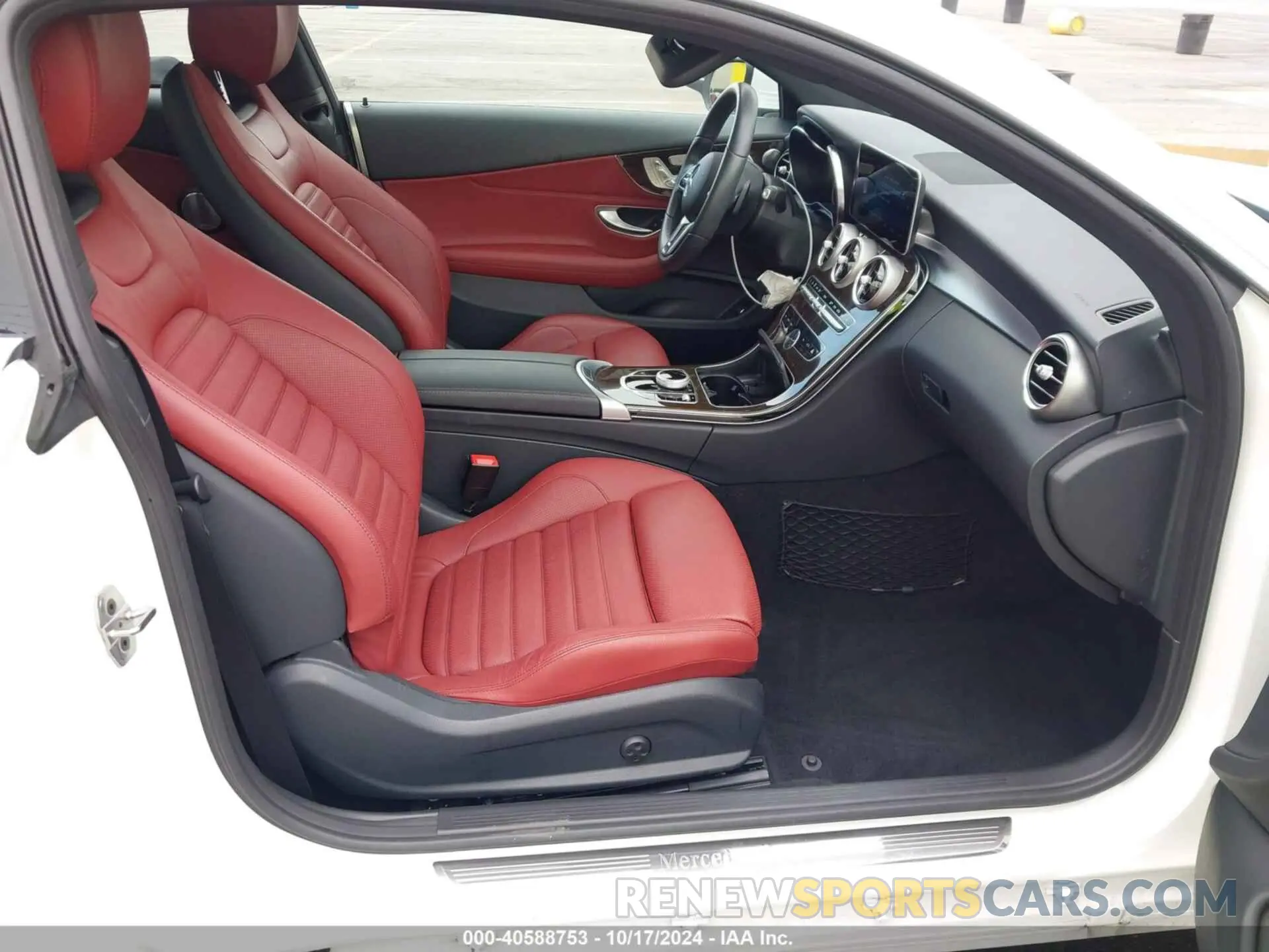 5 fotografías del automóvil dañado WDDWJ8DB6KF800406 MERCEDES-BENZ C 300 2019