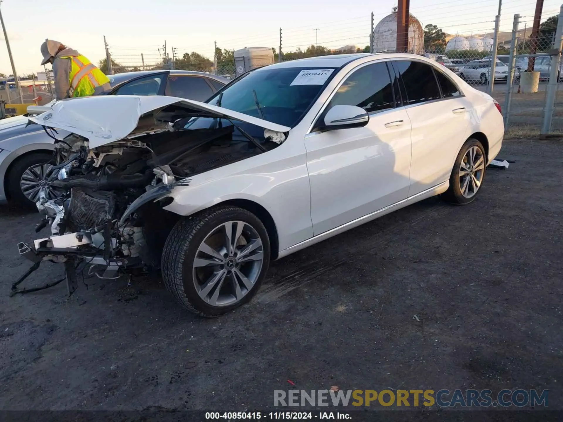 2 fotografías del automóvil dañado W1KWF8DB0LR572467 MERCEDES-BENZ C 300 2020