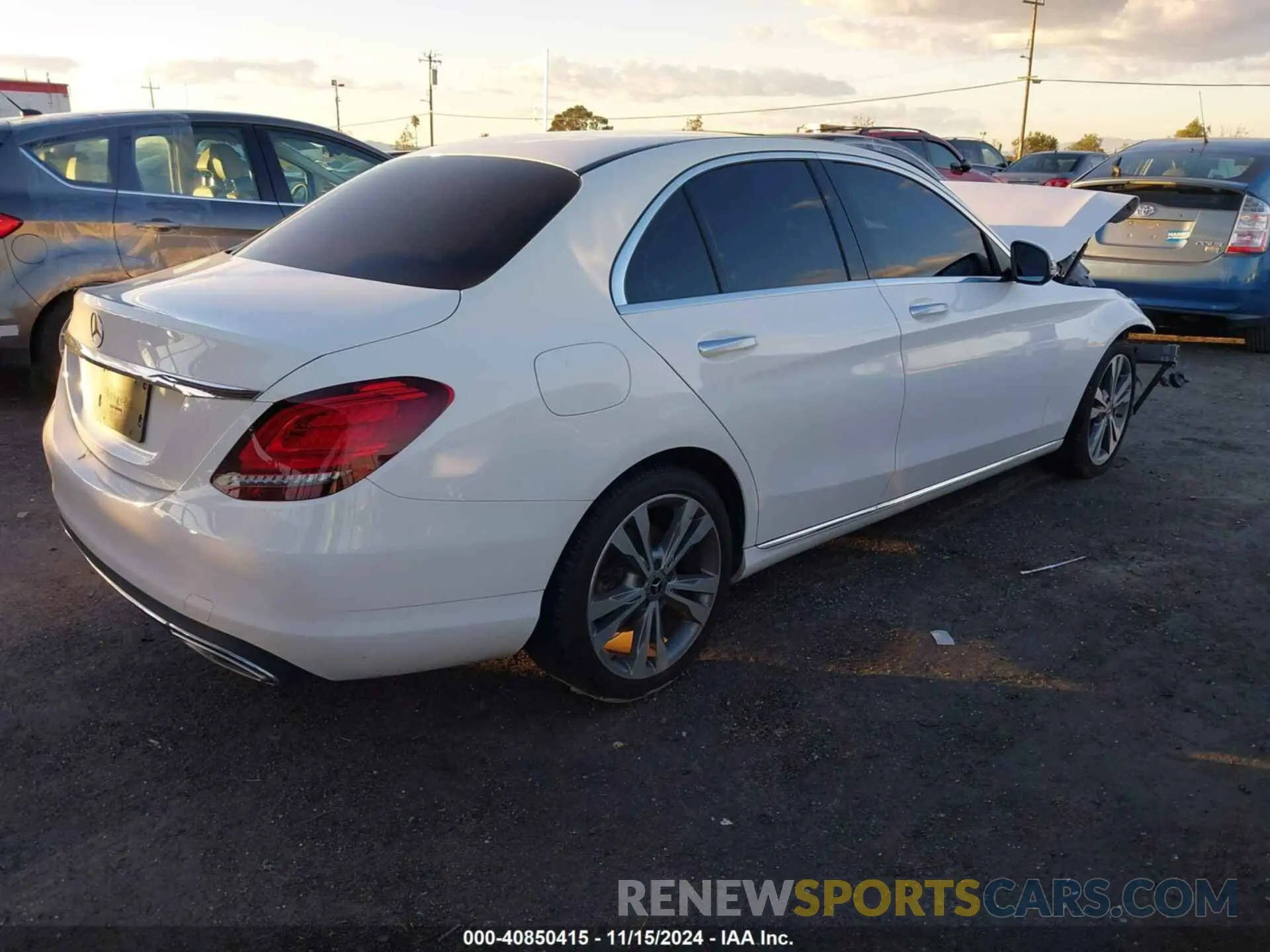 4 fotografías del automóvil dañado W1KWF8DB0LR572467 MERCEDES-BENZ C 300 2020