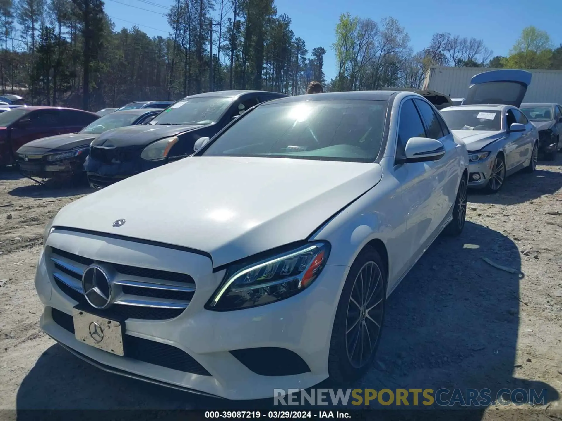2 fotografías del automóvil dañado W1KWF8DB5LR588793 MERCEDES-BENZ C 300 2020