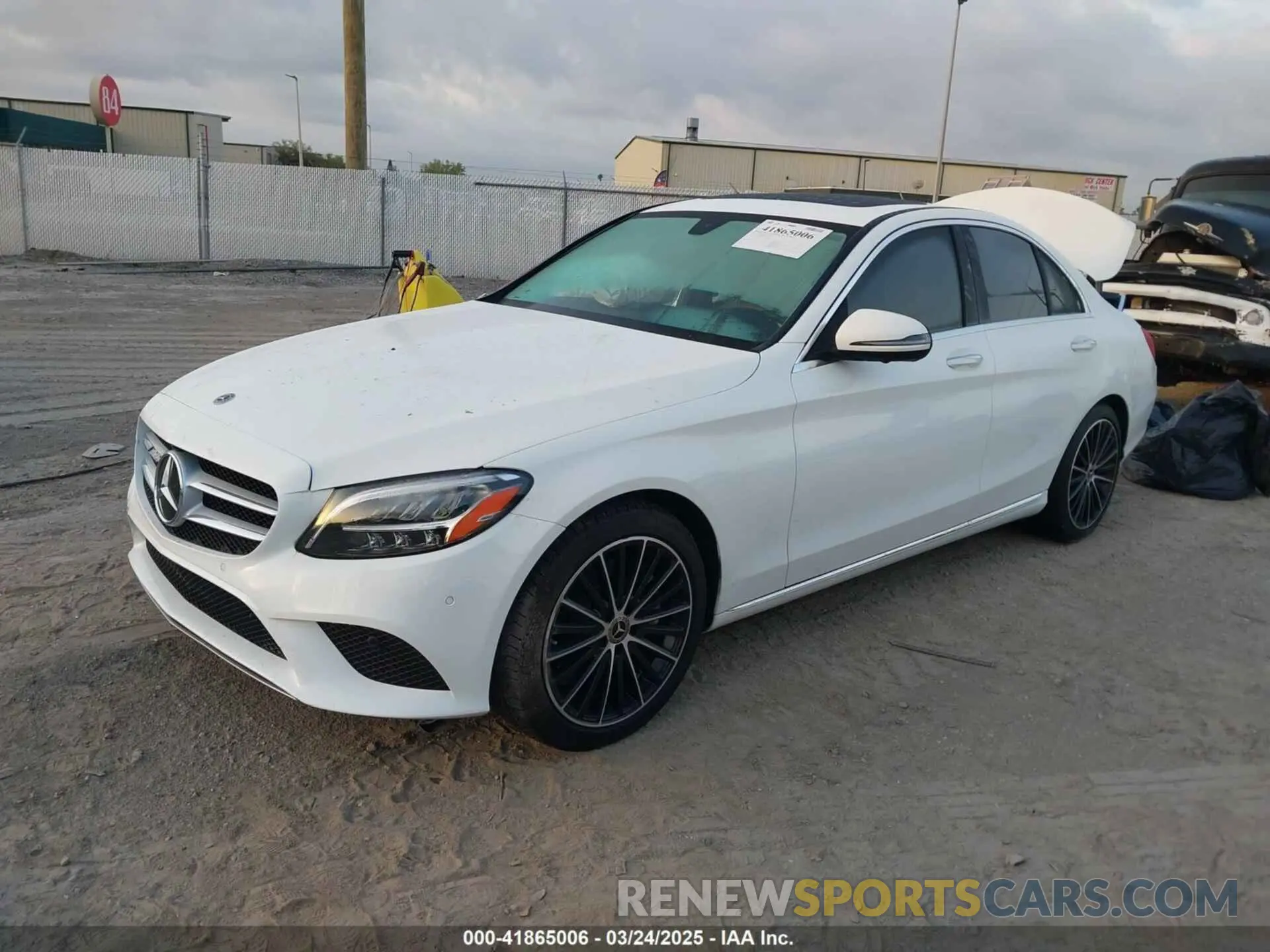 2 fotografías del automóvil dañado W1KWF8DB6LR574594 MERCEDES-BENZ C 300 2020