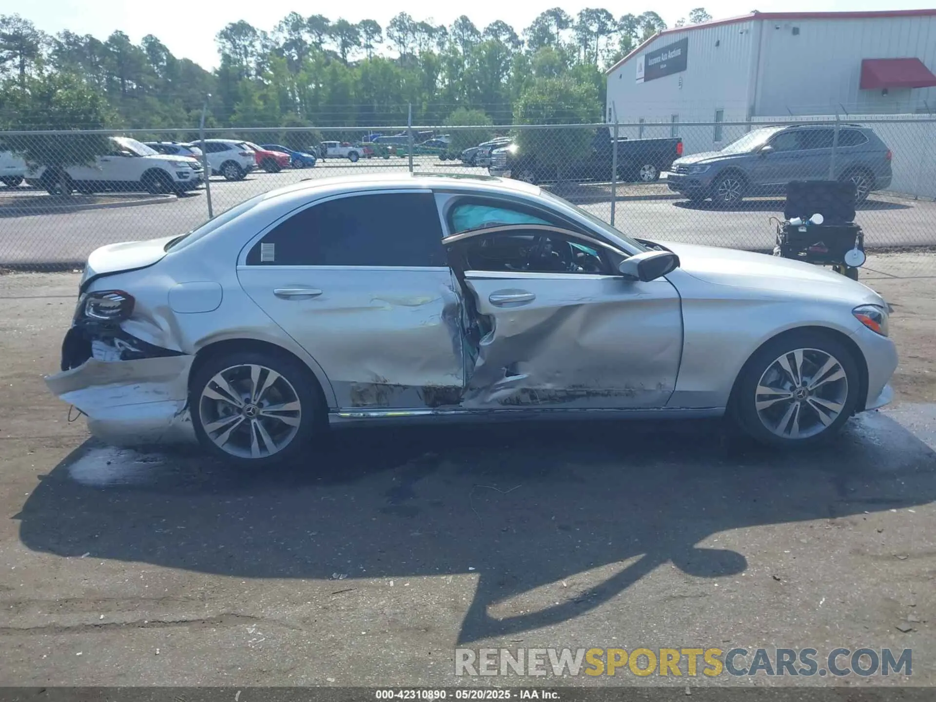 13 fotografías del automóvil dañado WDDWF8DB0LR553935 MERCEDES-BENZ C 300 2020