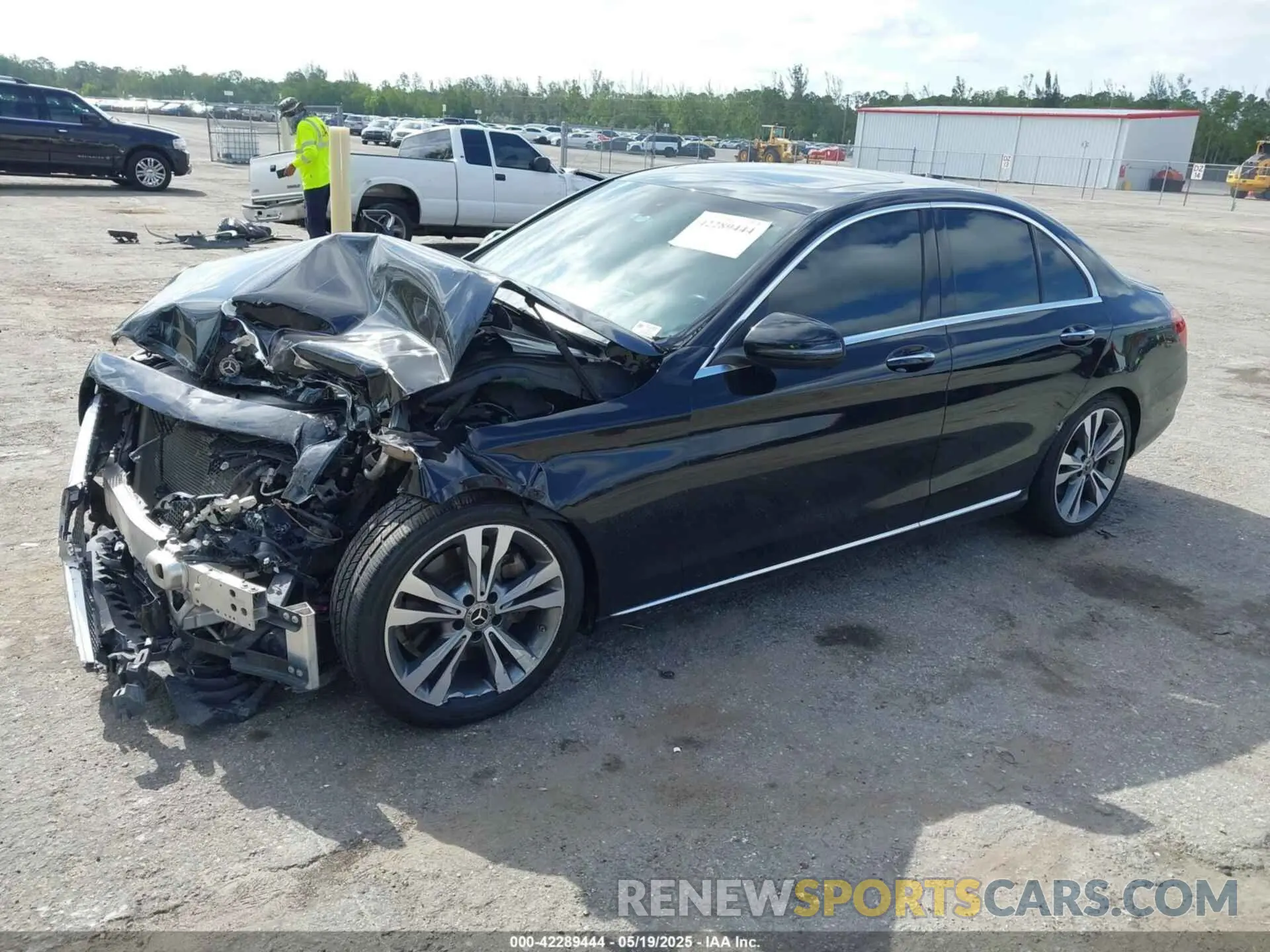 2 fotografías del automóvil dañado W1KWF8DB0MR610135 MERCEDES-BENZ C 300 2021