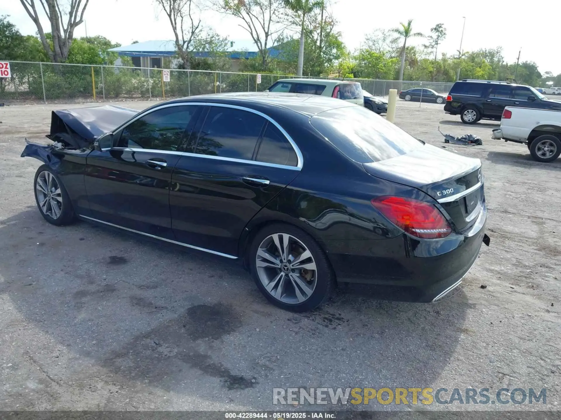 3 fotografías del automóvil dañado W1KWF8DB0MR610135 MERCEDES-BENZ C 300 2021