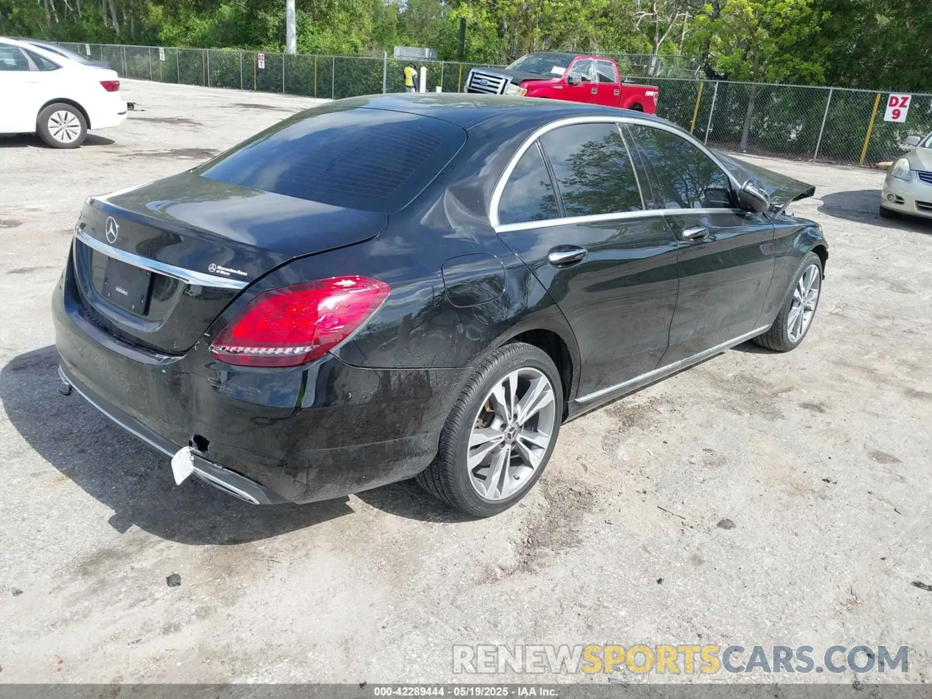 4 fotografías del automóvil dañado W1KWF8DB0MR610135 MERCEDES-BENZ C 300 2021