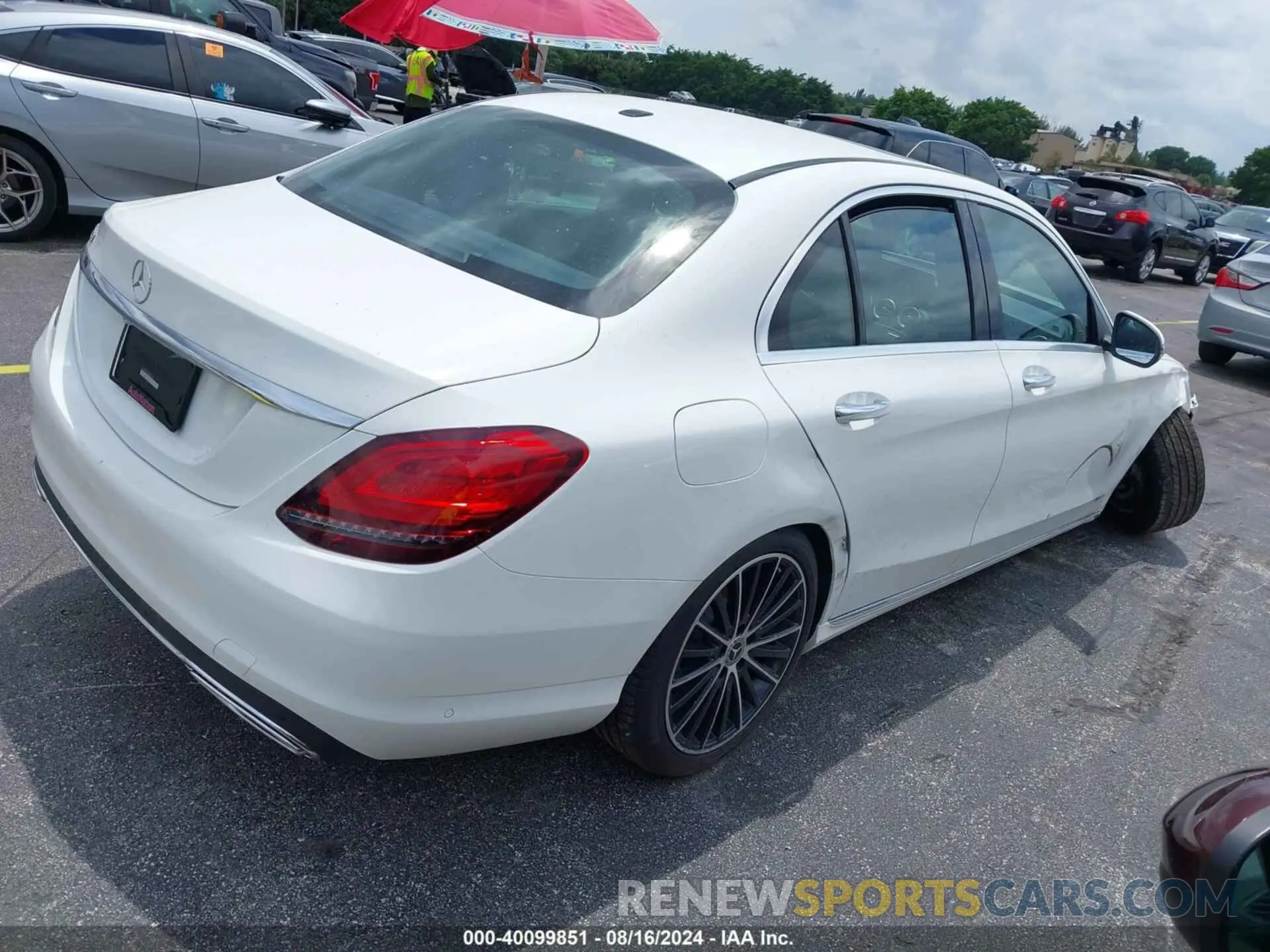 4 fotografías del automóvil dañado W1KWF8DB5MR625018 MERCEDES-BENZ C 300 2021