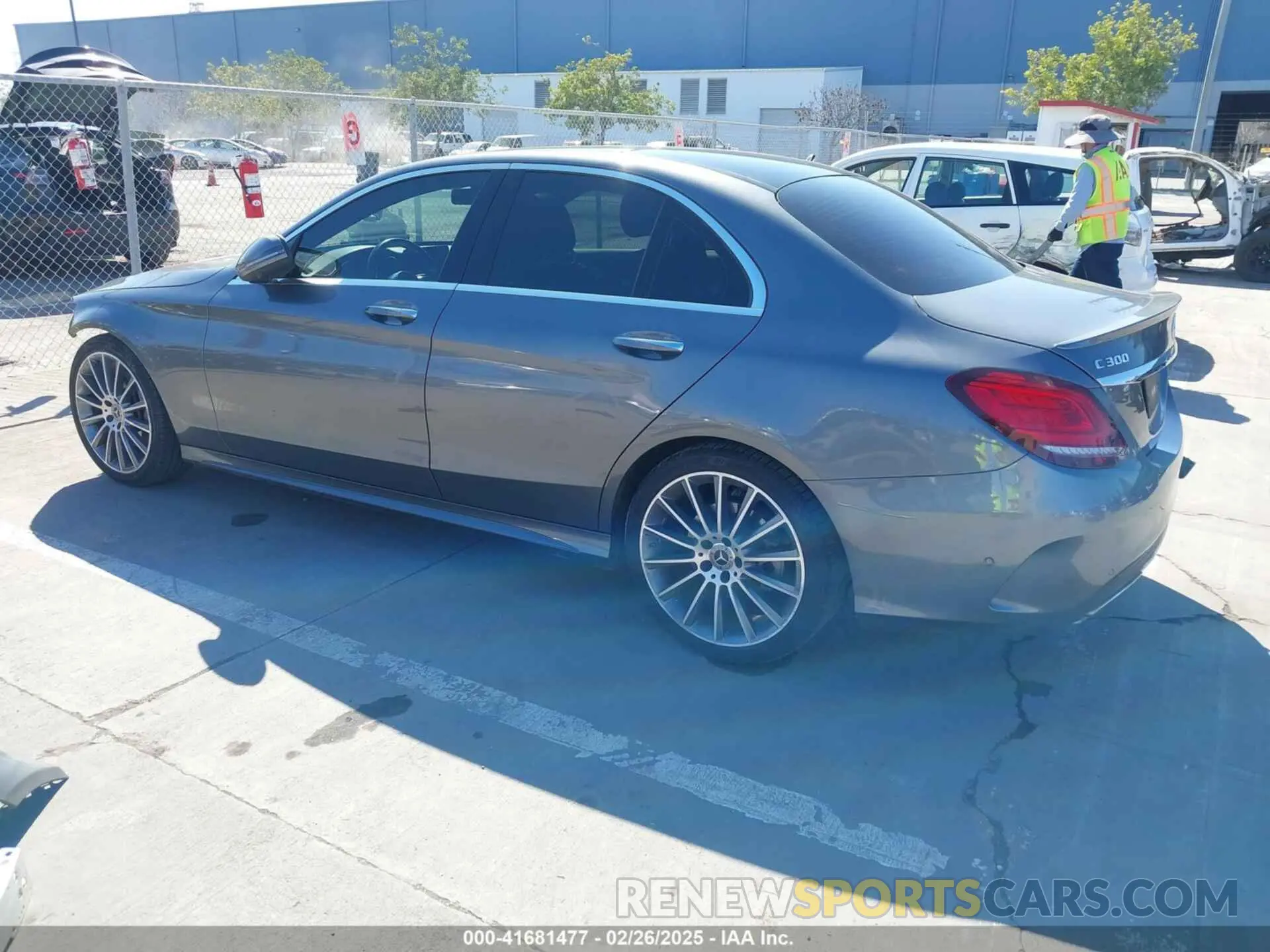 3 fotografías del automóvil dañado W1KWF8DB5MR646497 MERCEDES-BENZ C 300 2021