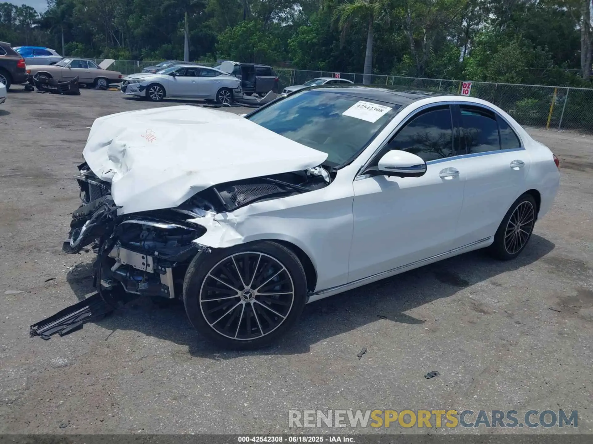 2 fotografías del automóvil dañado W1KWF8DB7MR649515 MERCEDES-BENZ C 300 2021