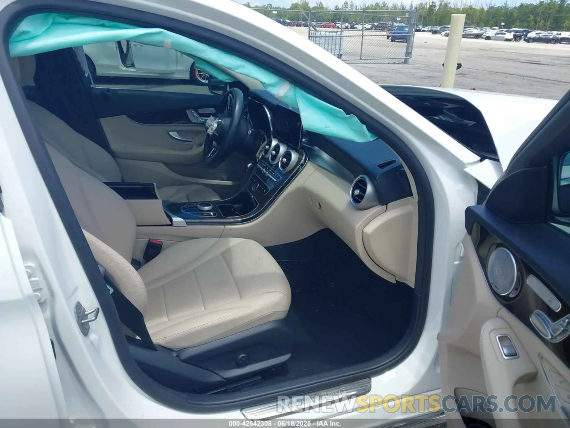 5 fotografías del automóvil dañado W1KWF8DB7MR649515 MERCEDES-BENZ C 300 2021