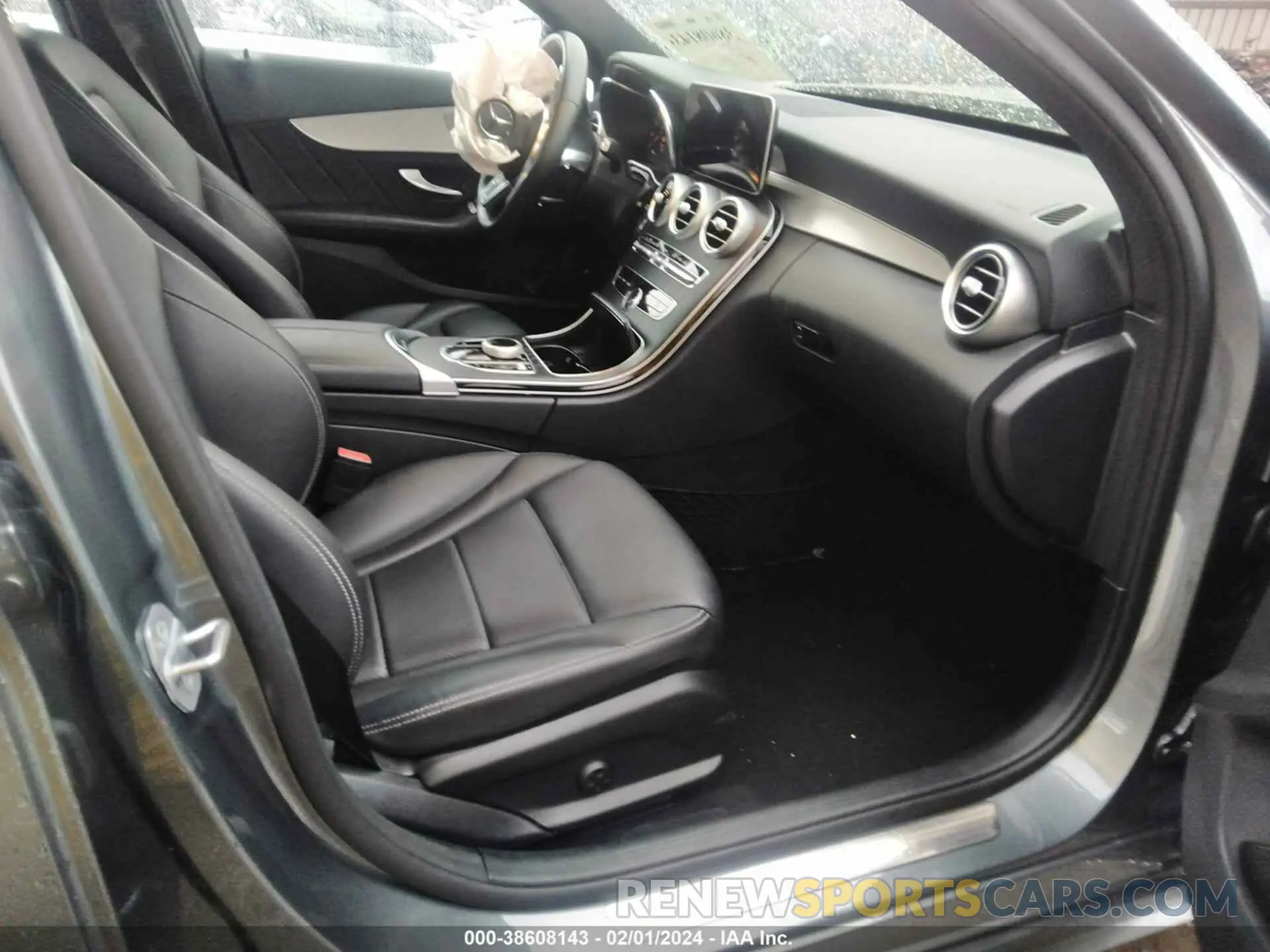 5 fotografías del automóvil dañado W1KWF8DBXMR642946 MERCEDES-BENZ C 300 2021