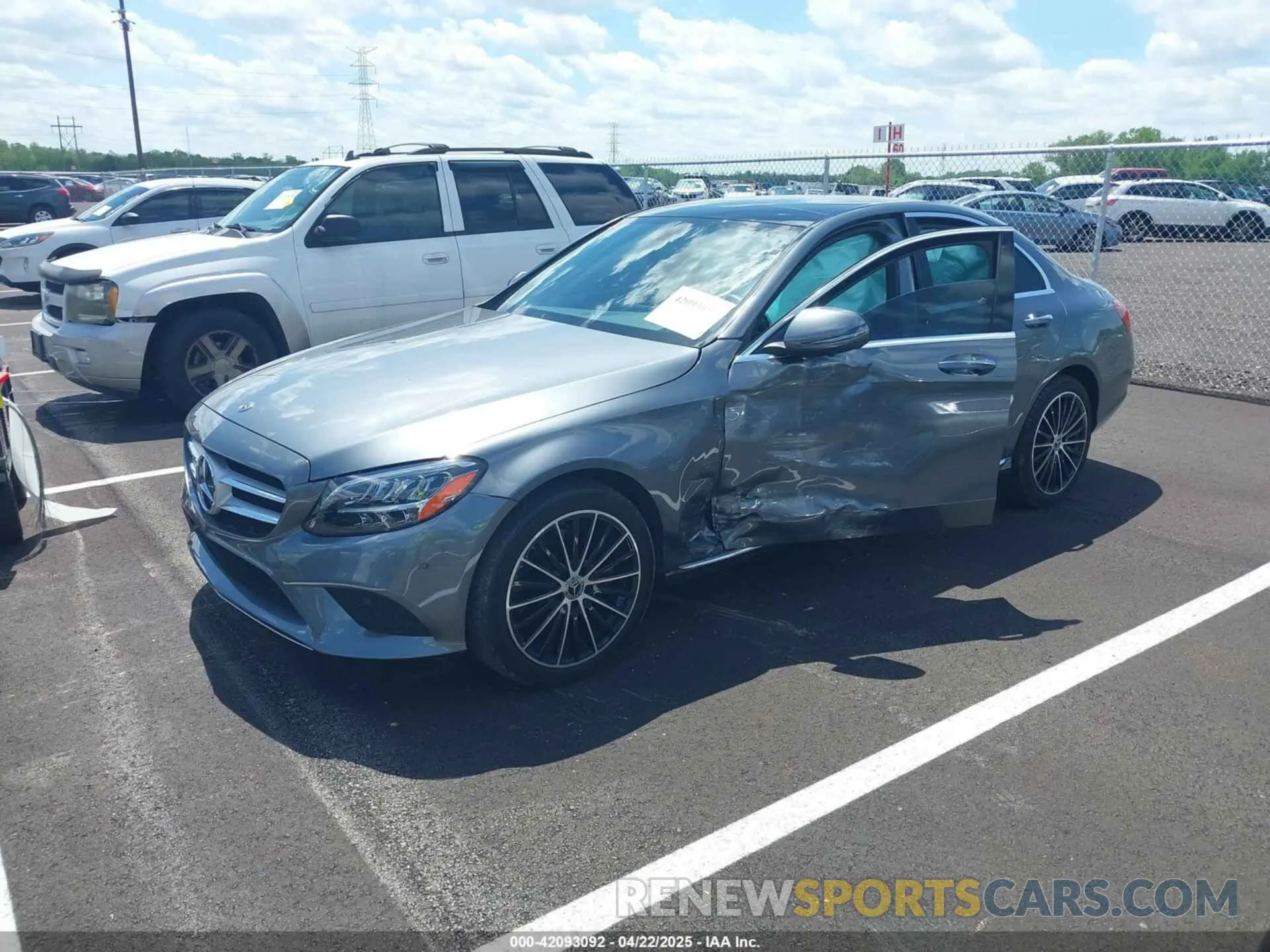 2 fotografías del automóvil dañado W1KWF8DBXMR645829 MERCEDES-BENZ C 300 2021