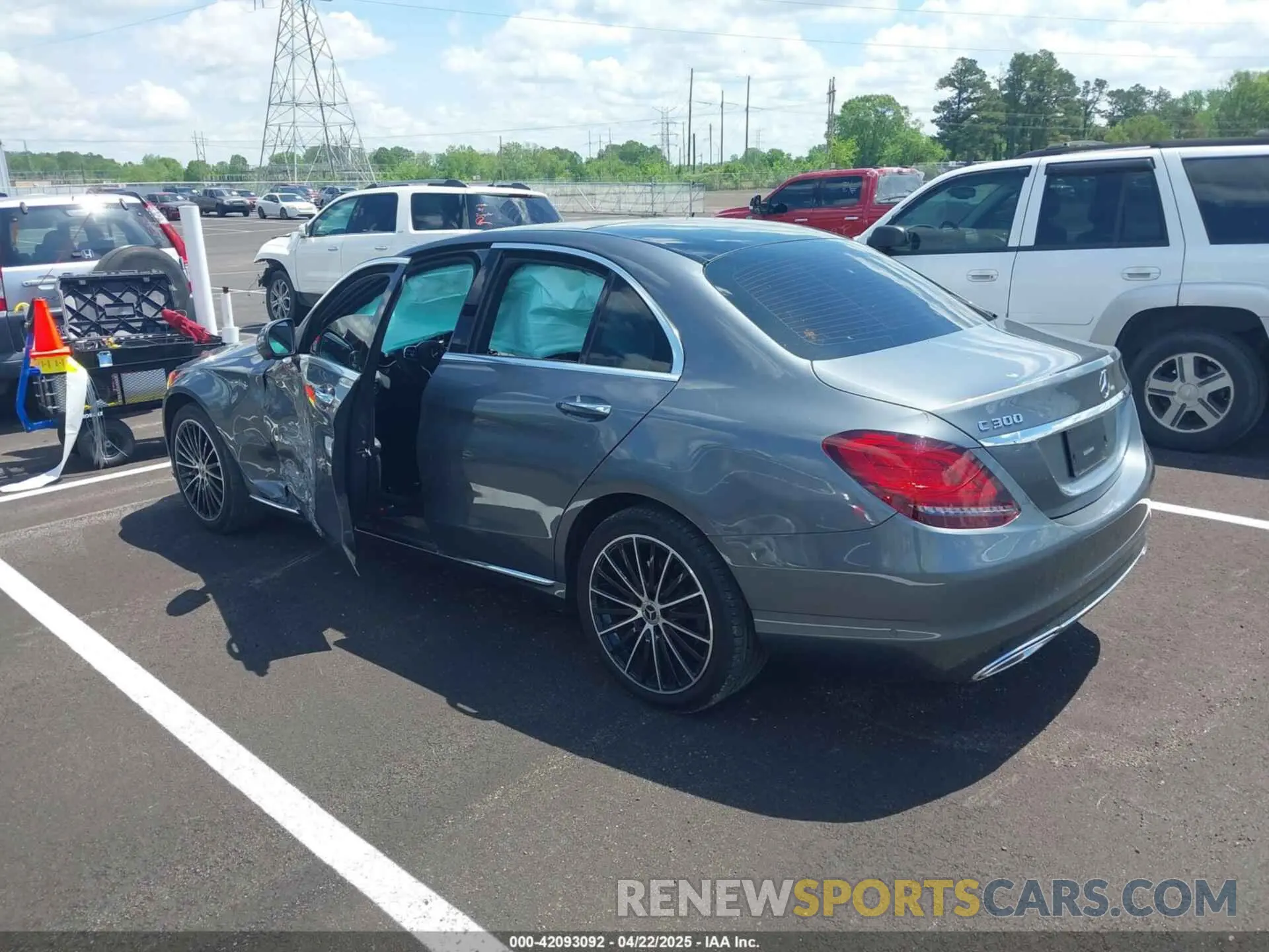 3 fotografías del automóvil dañado W1KWF8DBXMR645829 MERCEDES-BENZ C 300 2021