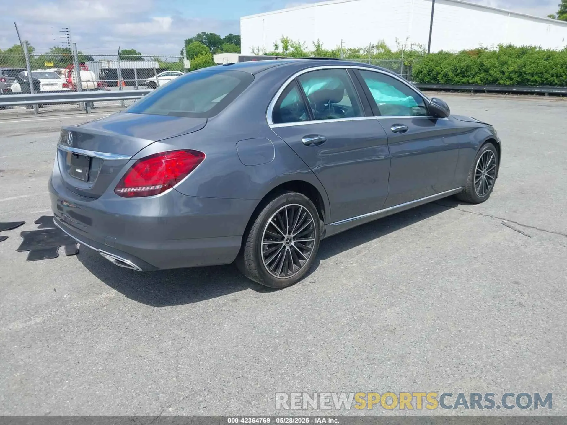 4 fotografías del automóvil dañado W1KWF8DBXMR649203 MERCEDES-BENZ C 300 2021