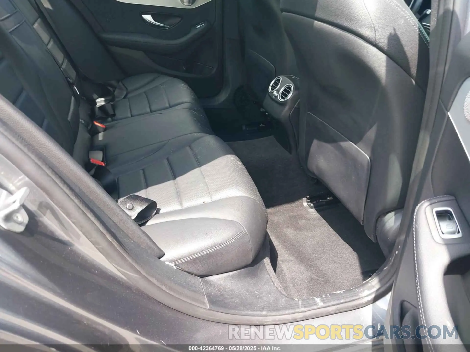 8 fotografías del automóvil dañado W1KWF8DBXMR649203 MERCEDES-BENZ C 300 2021