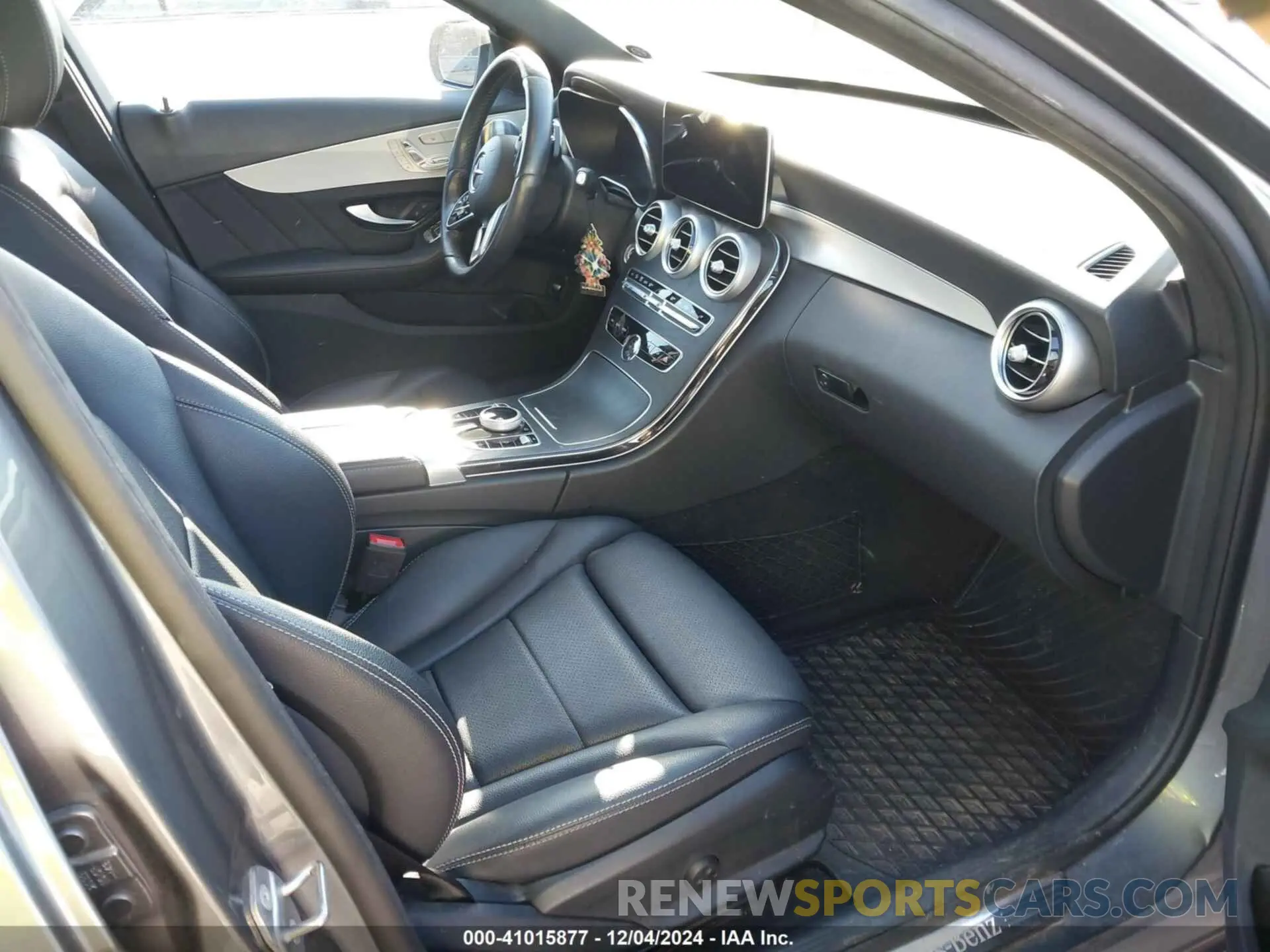 5 fotografías del automóvil dañado W1KWF8EB7MR640196 MERCEDES-BENZ C 300 2021