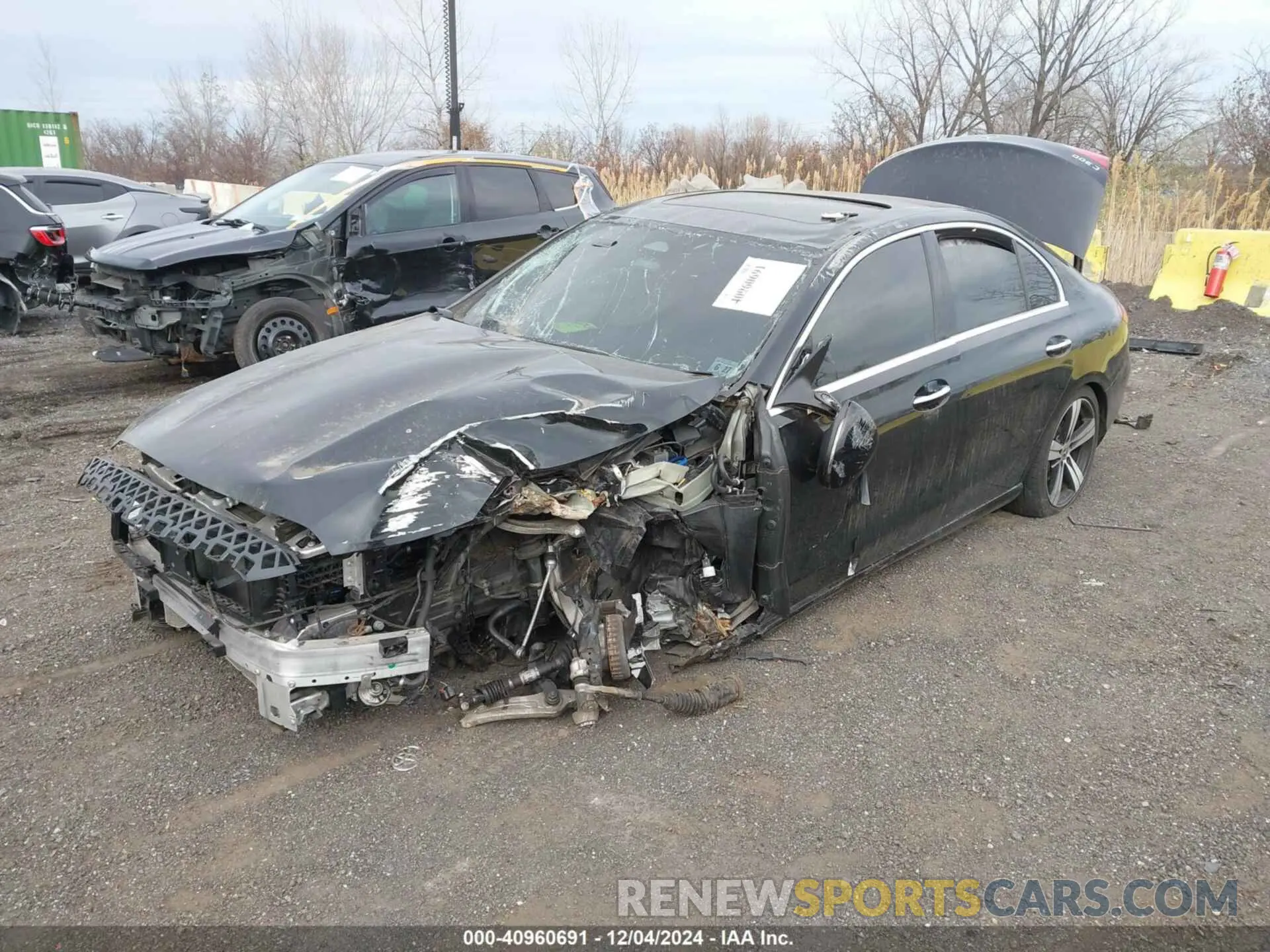 2 fotografías del automóvil dañado W1KAF4HB7NR035661 MERCEDES-BENZ C 300 2022