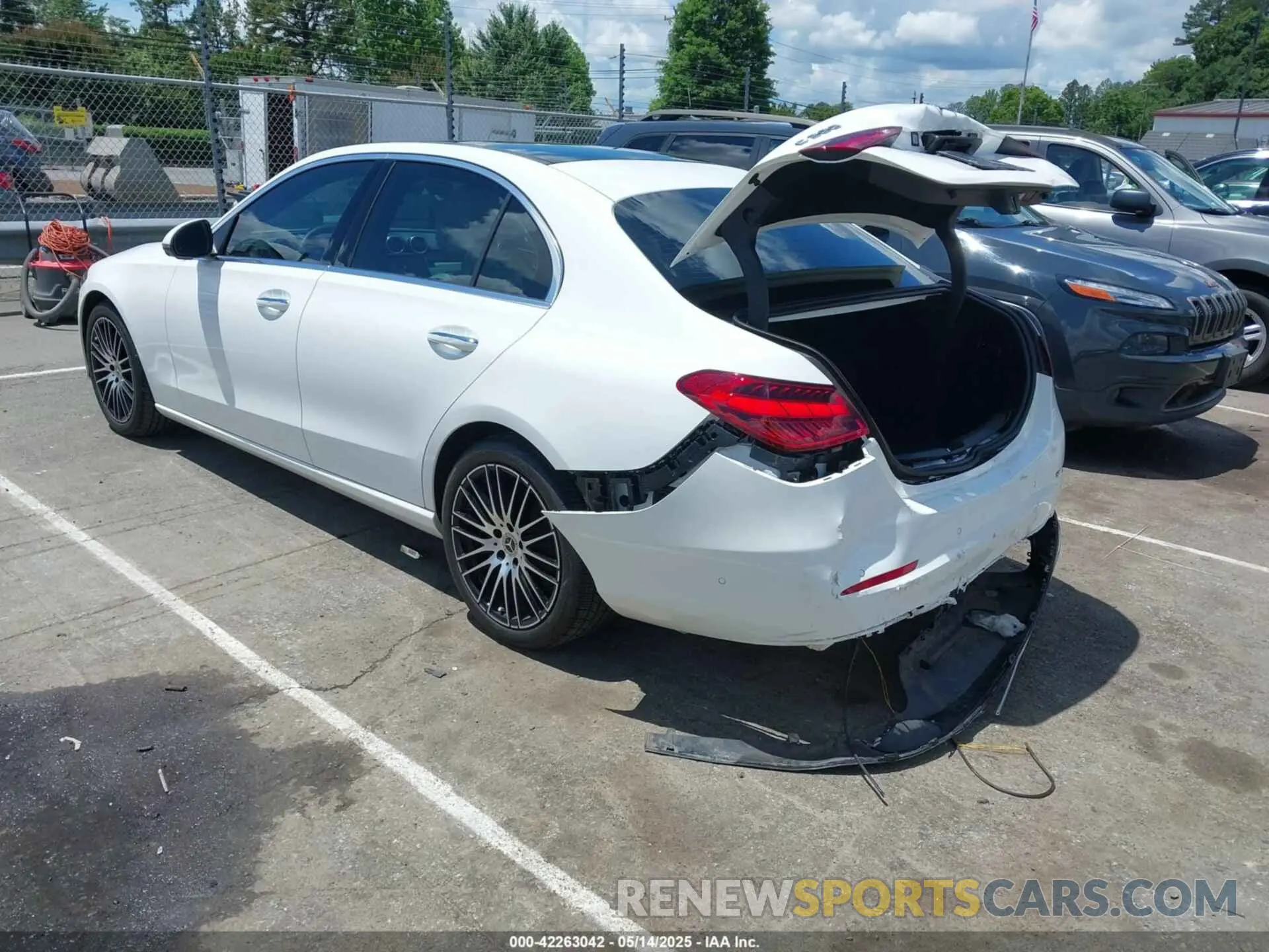 3 fotografías del automóvil dañado W1KAF4GB0RR234798 MERCEDES-BENZ C 300 2024