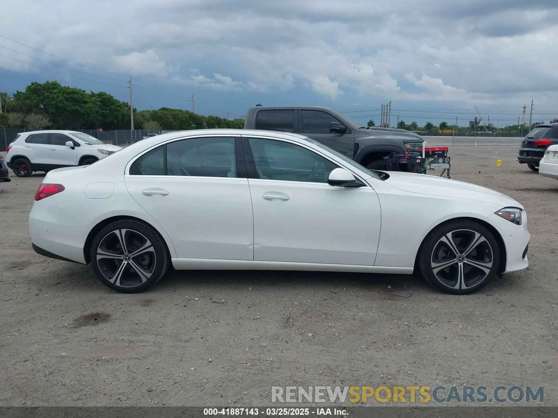 13 fotografías del automóvil dañado W1KAF4GB3RR162933 MERCEDES-BENZ C 300 2024