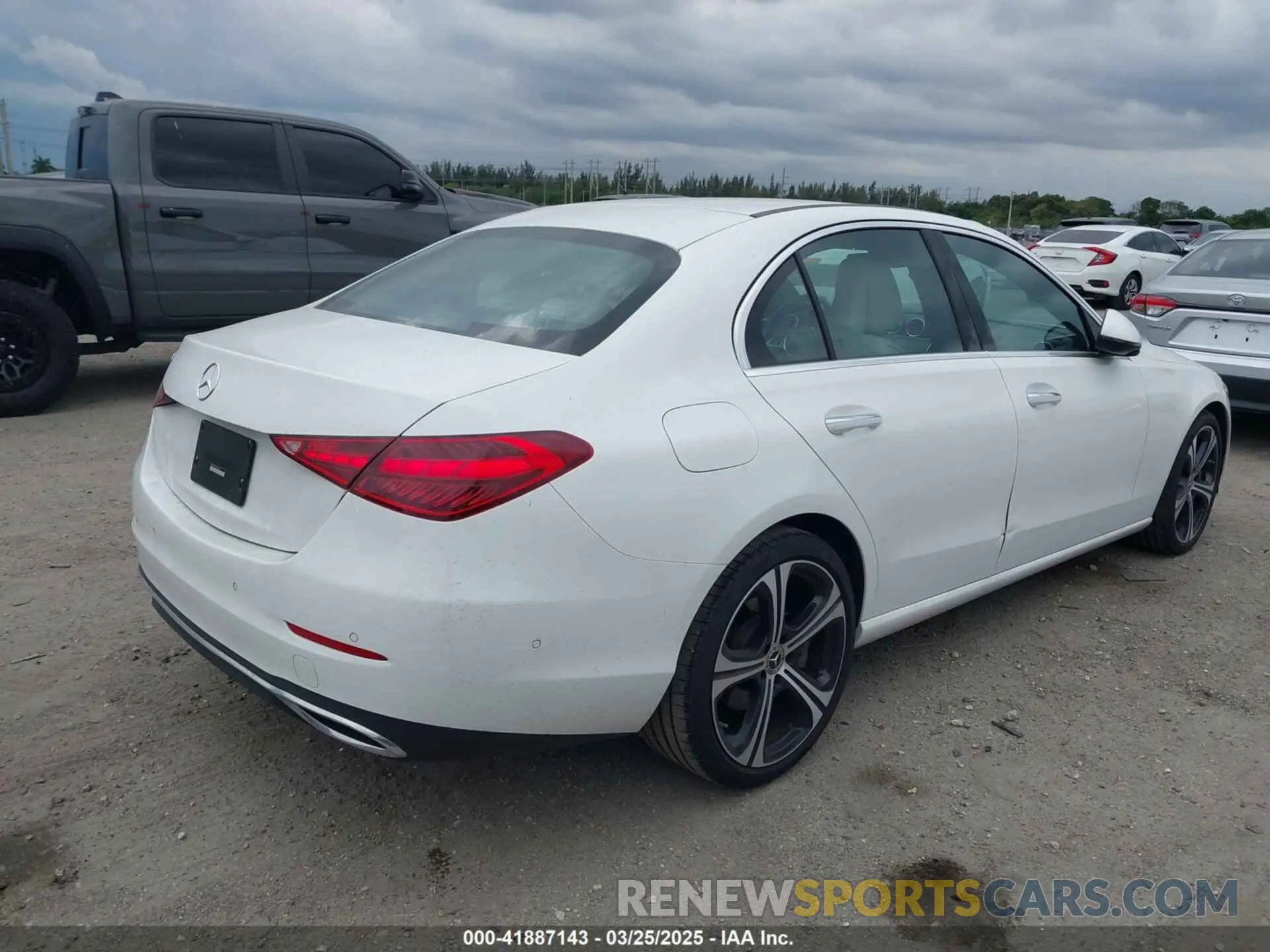 4 fotografías del automóvil dañado W1KAF4GB3RR162933 MERCEDES-BENZ C 300 2024