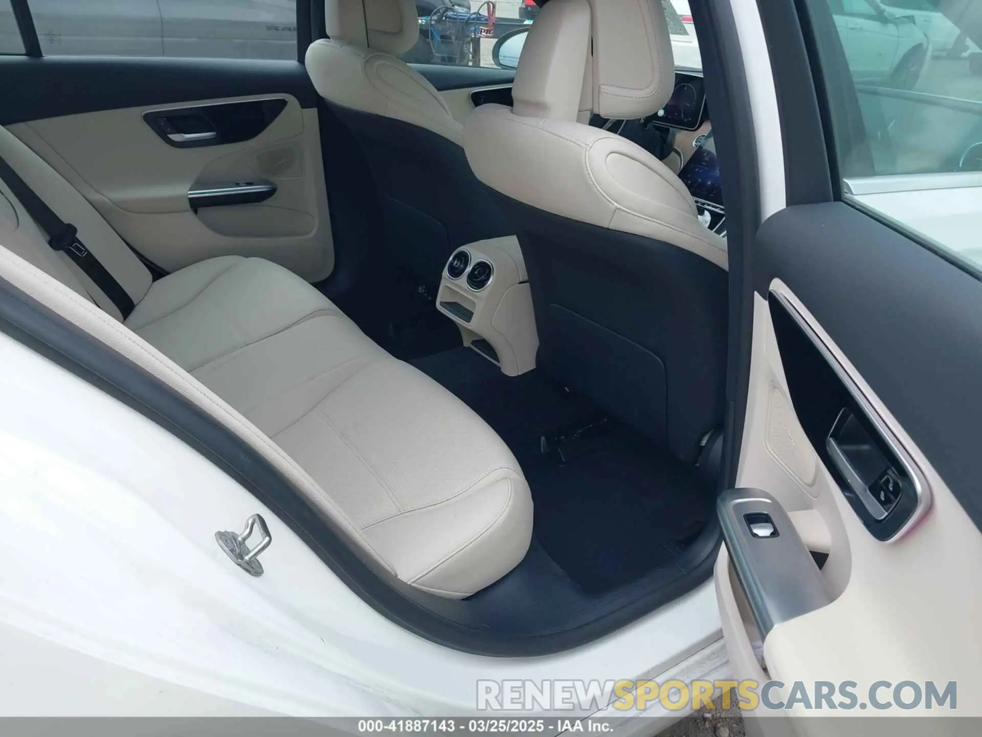 8 fotografías del automóvil dañado W1KAF4GB3RR162933 MERCEDES-BENZ C 300 2024
