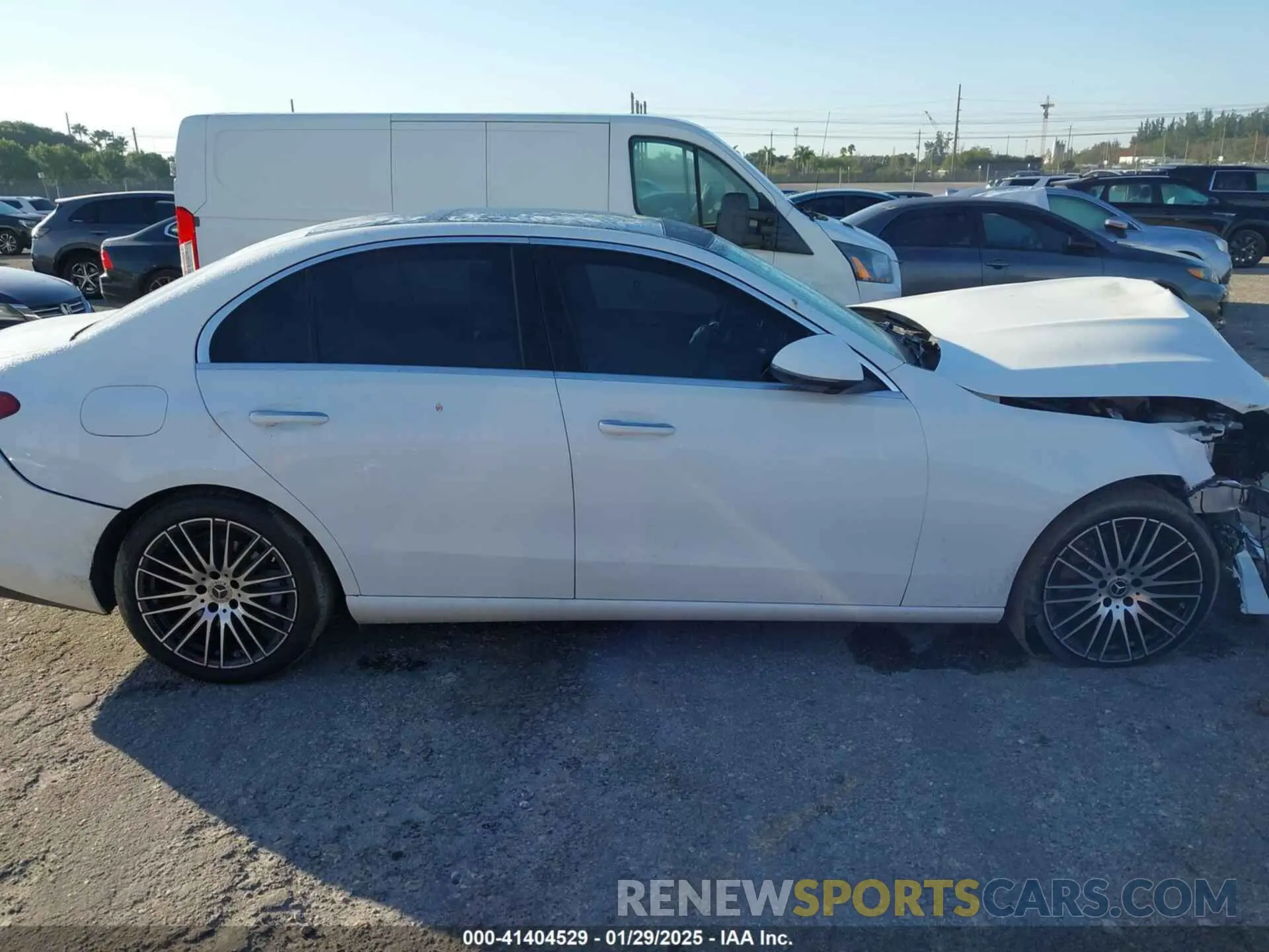 14 fotografías del automóvil dañado W1KAF4GB7RR228867 MERCEDES-BENZ C 300 2024