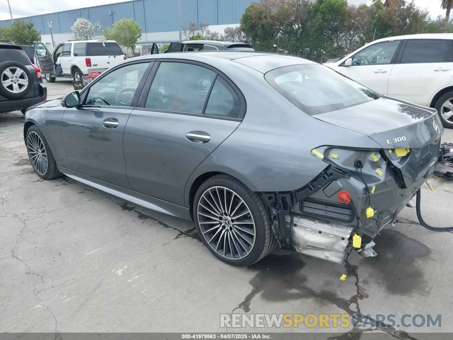 3 fotografías del automóvil dañado W1KAF4GB9RR212086 MERCEDES-BENZ C 300 2024