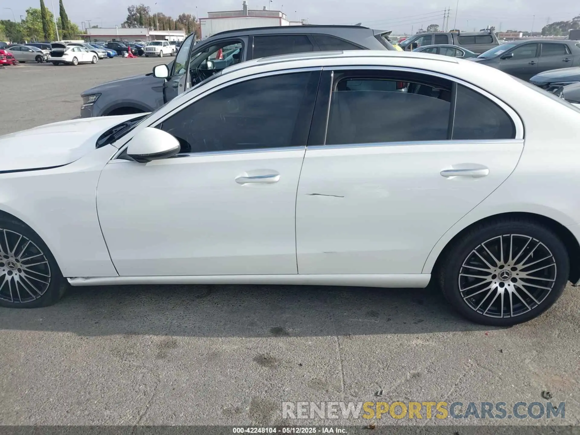 14 fotografías del automóvil dañado W1KAF4GB9RR237814 MERCEDES-BENZ C 300 2024