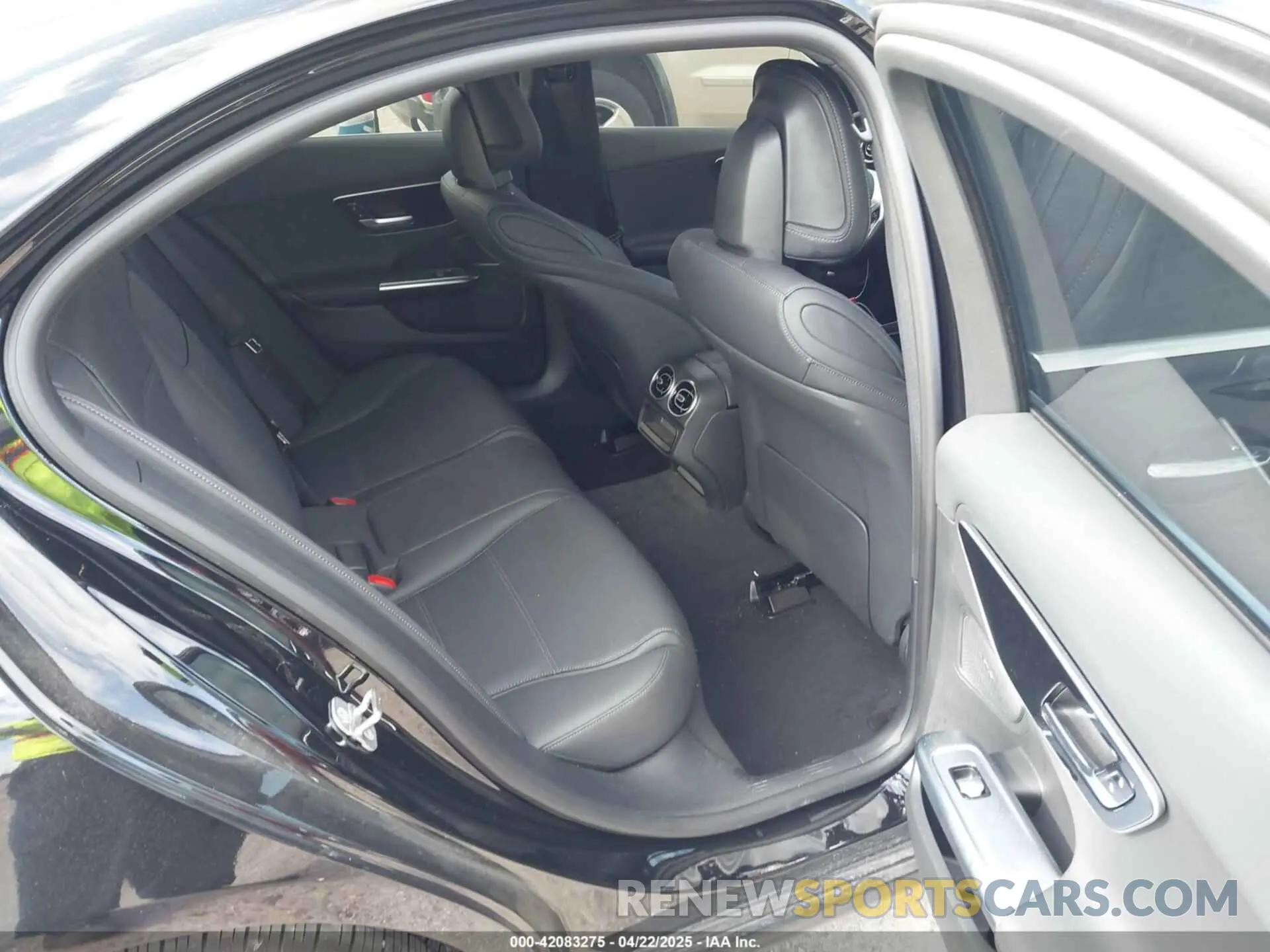 8 fotografías del automóvil dañado W1KAF4HB4SR251544 MERCEDES-BENZ C 300 2025