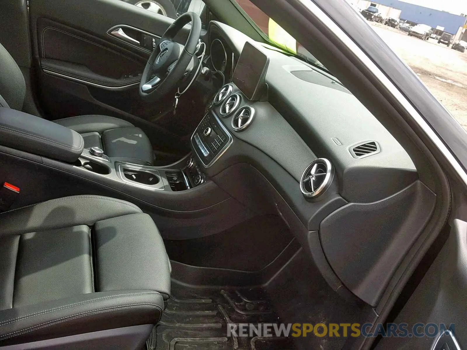 5 fotografías del automóvil dañado WDDSJ4GB8KN727421 MERCEDES-BENZ C CLASS 2019