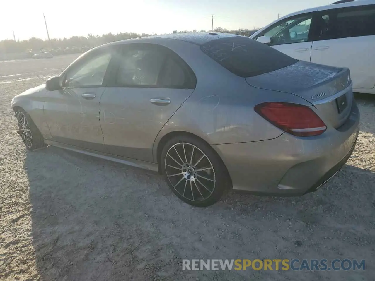 2 fotografías del automóvil dañado WDDWF8DB8KR482143 MERCEDES-BENZ C-CLASS 2019