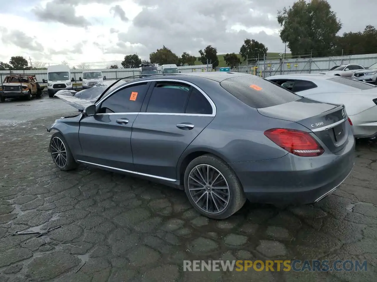 2 fotografías del automóvil dañado W1KWF8DB5LR599664 MERCEDES-BENZ C-CLASS 2020