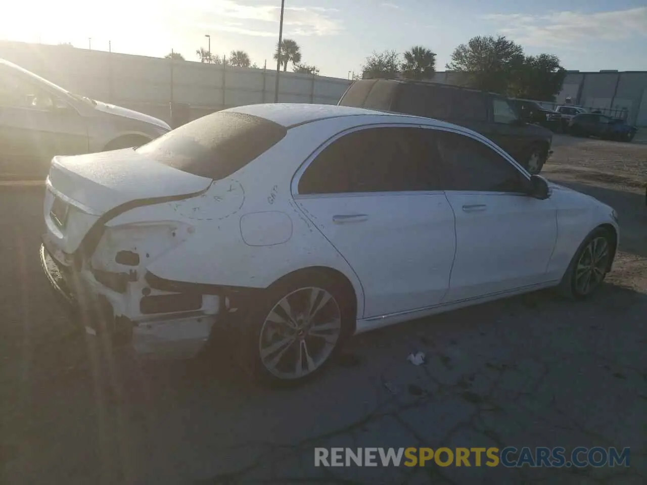 3 fotografías del automóvil dañado WDDWF8DB2LR549076 MERCEDES-BENZ C-CLASS 2020