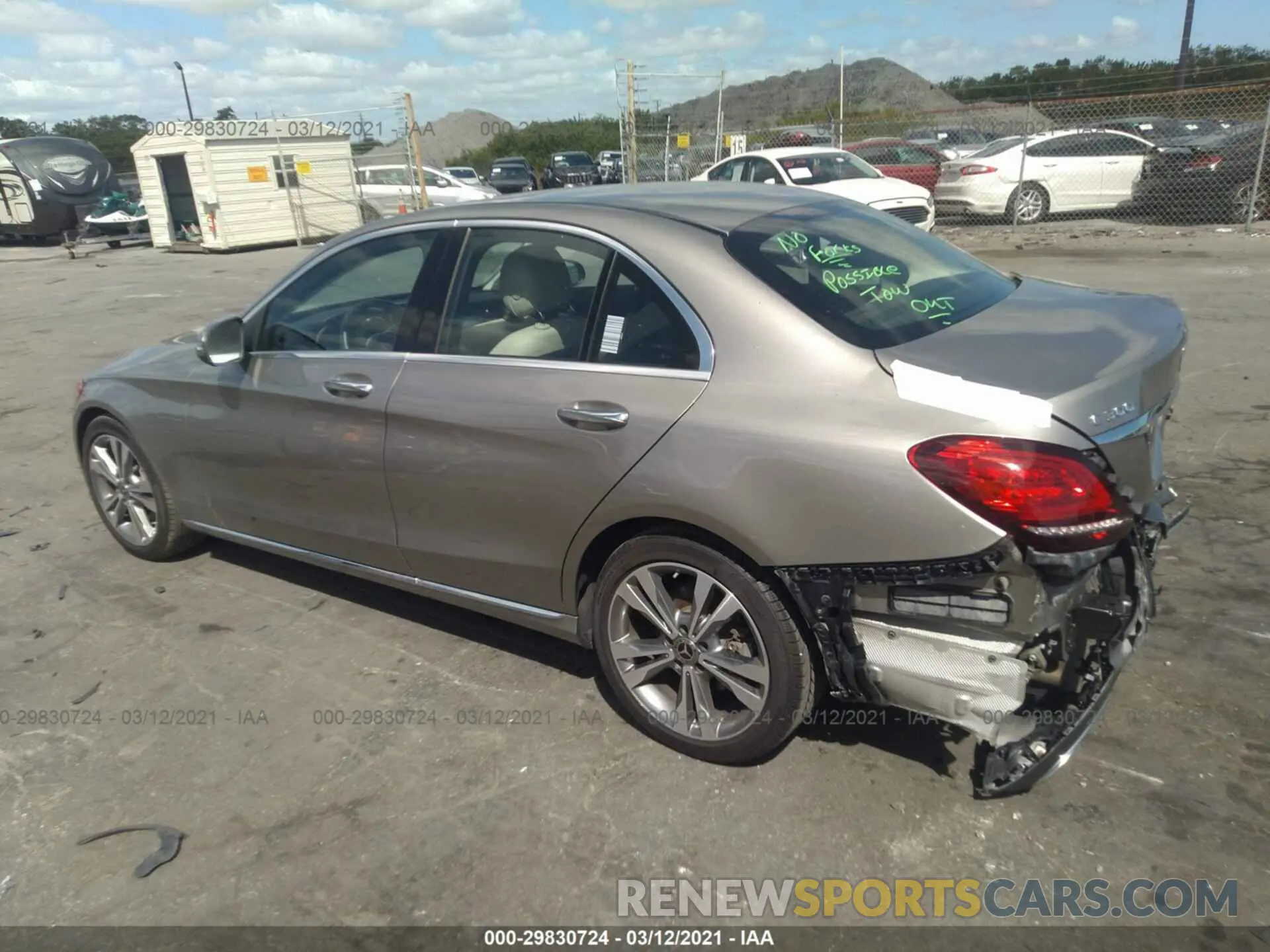 3 fotografías del automóvil dañado WDDWF8DB9LR558812 MERCEDES-BENZ C-CLASS 2020