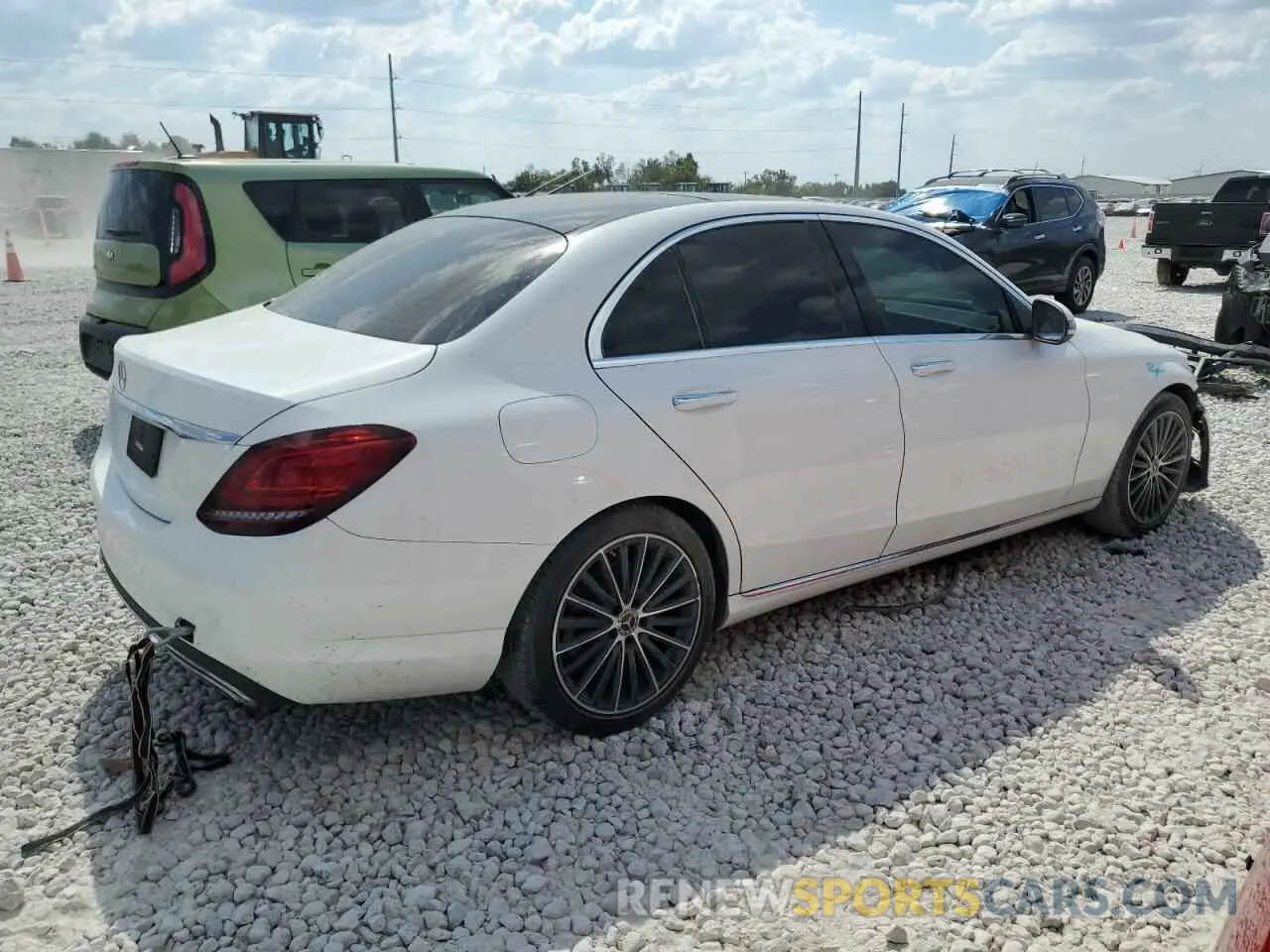 3 fotografías del automóvil dañado W1KWF8DB4MR617220 MERCEDES-BENZ C-CLASS 2021