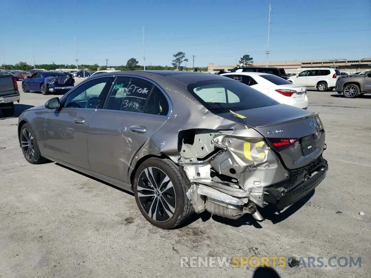 2 fotografías del automóvil dañado W1KAF4GB2NR045743 MERCEDES-BENZ C-CLASS 2022