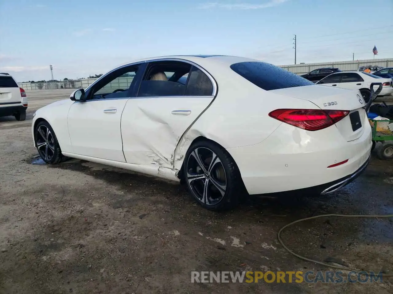 2 fotografías del automóvil dañado W1KAF4GB5PR145435 MERCEDES-BENZ C-CLASS 2023