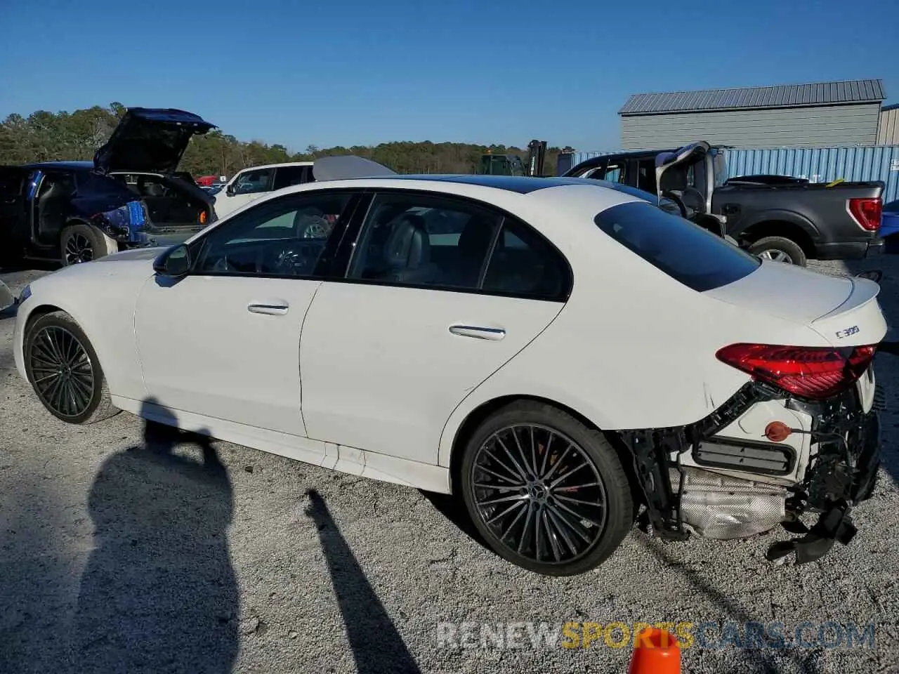 2 fotografías del automóvil dañado W1KAF4GB6PR110418 MERCEDES-BENZ C-CLASS 2023