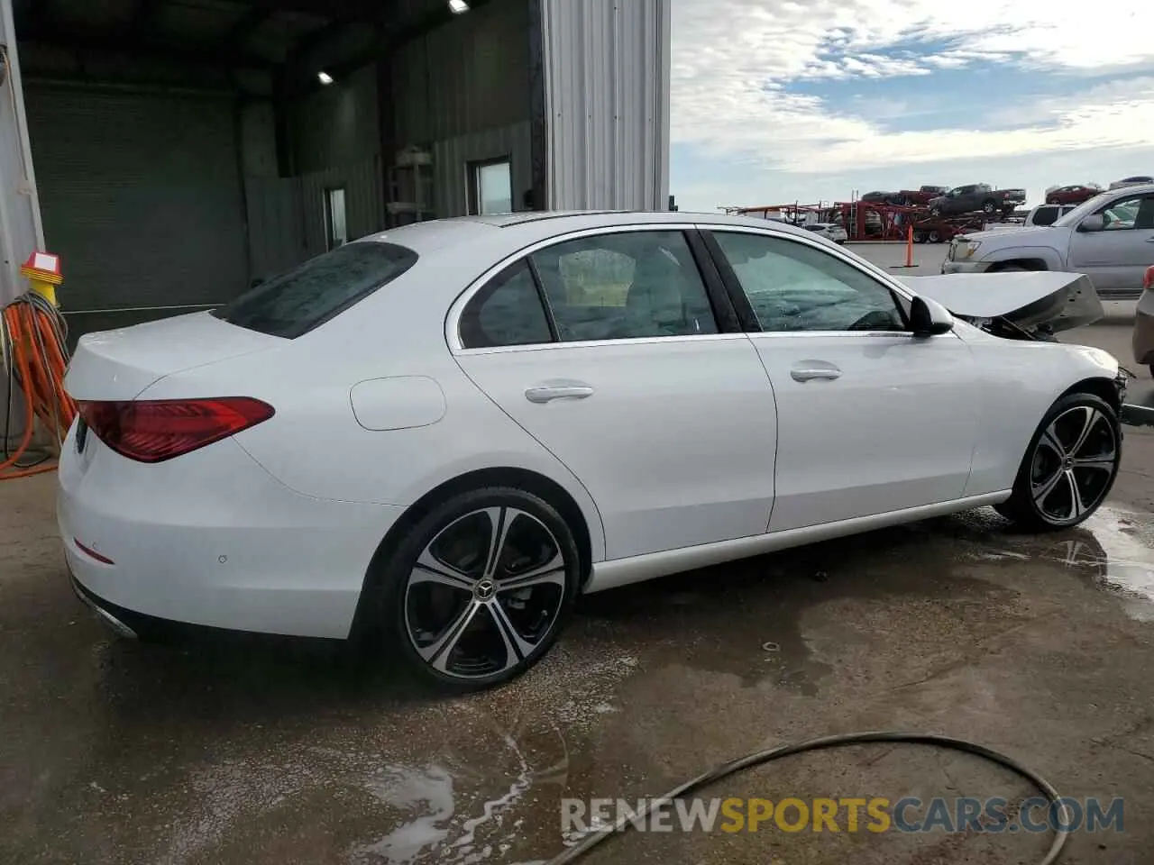 3 fotografías del automóvil dañado W1KAF4GB2RR191114 MERCEDES-BENZ C-CLASS 2024
