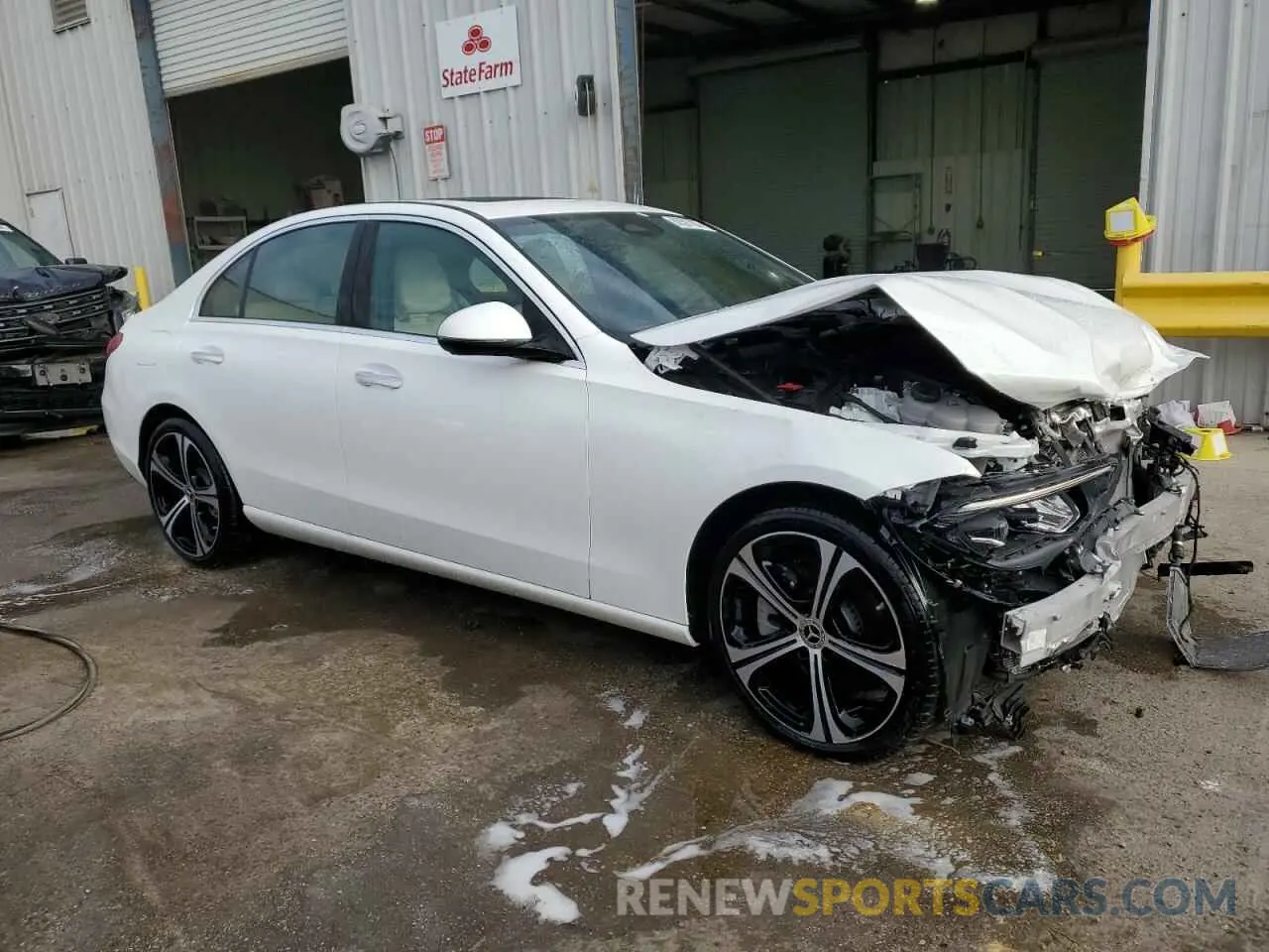 4 fotografías del automóvil dañado W1KAF4GB2RR191114 MERCEDES-BENZ C-CLASS 2024