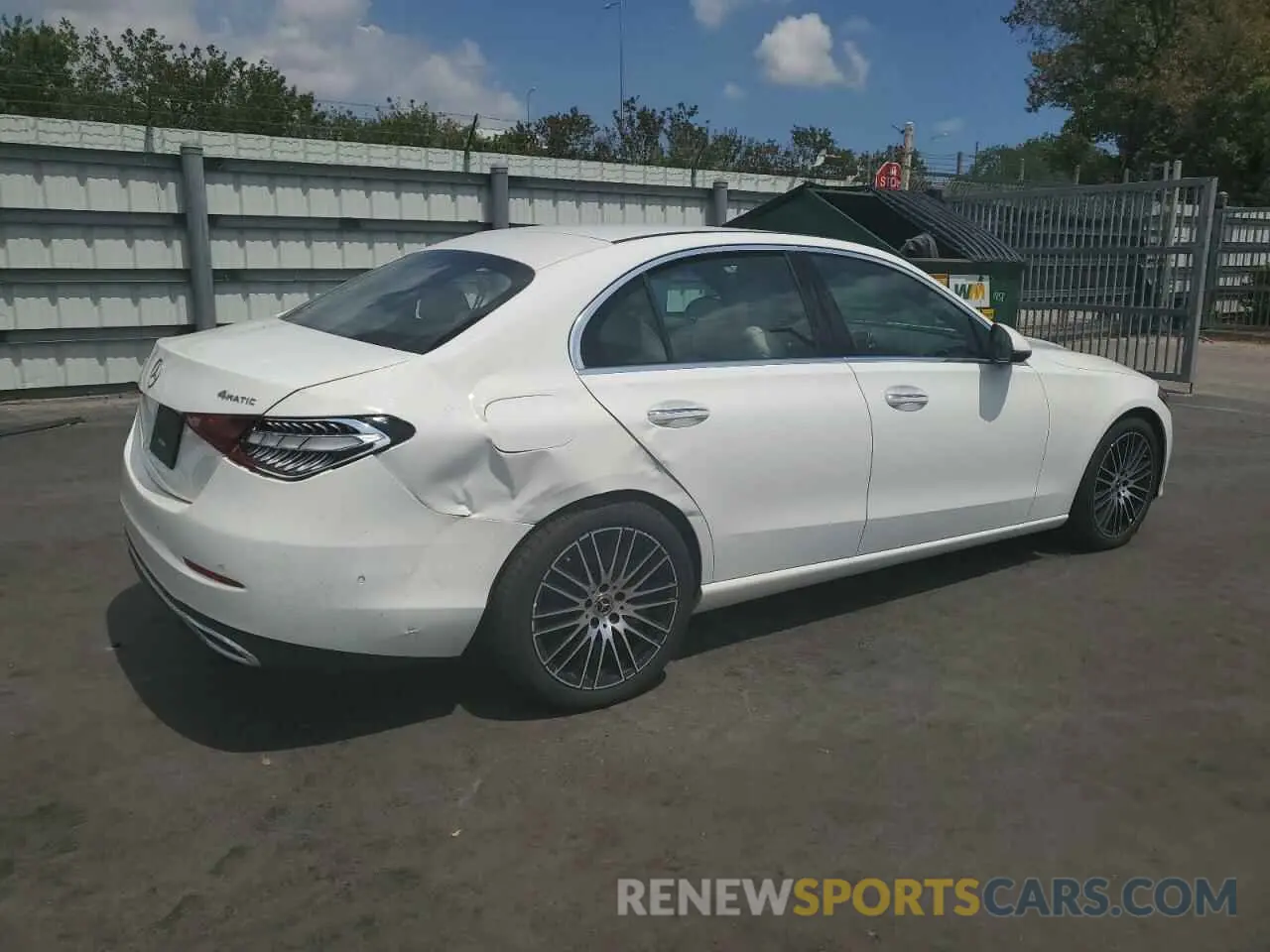 3 fotografías del automóvil dañado W1KAF4HBXRR224584 MERCEDES-BENZ C-CLASS 2024