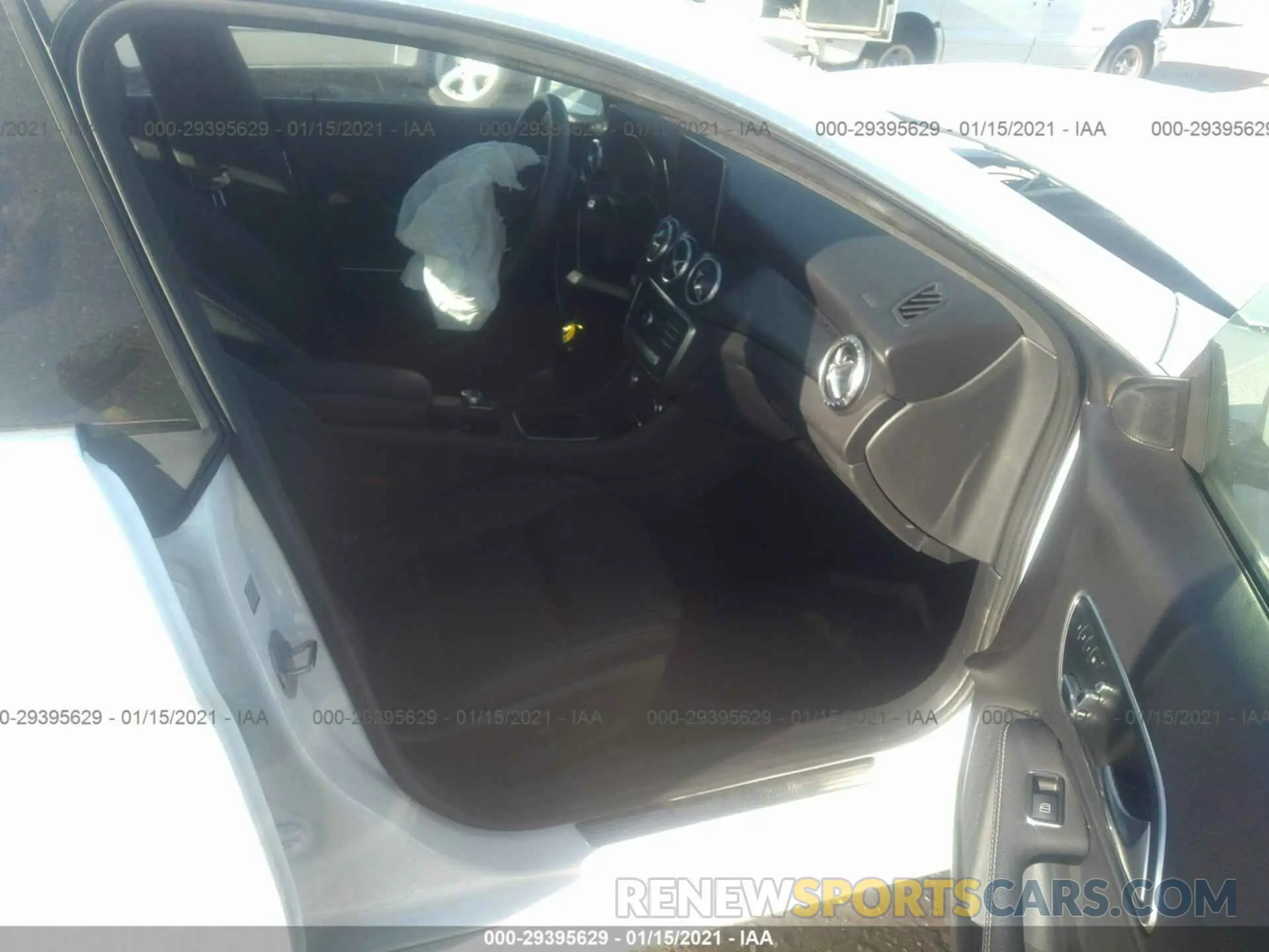 5 fotografías del automóvil dañado WDDSJ4EB0KN751117 MERCEDES-BENZ CLA 2019