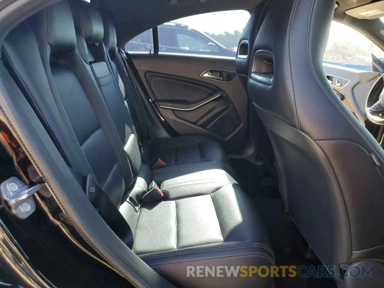 10 fotografías del automóvil dañado WDDSJ4EB6KN768116 MERCEDES-BENZ CLA-CLASS 2019