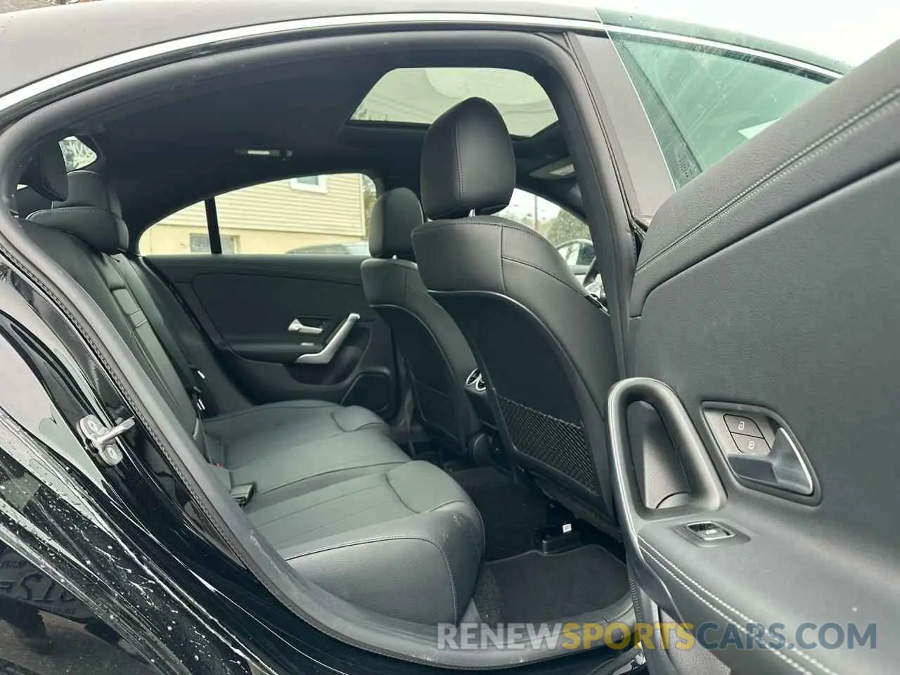 8 fotografías del automóvil dañado W1K5J4GB1SN517384 MERCEDES-BENZ CLA-CLASS 2025