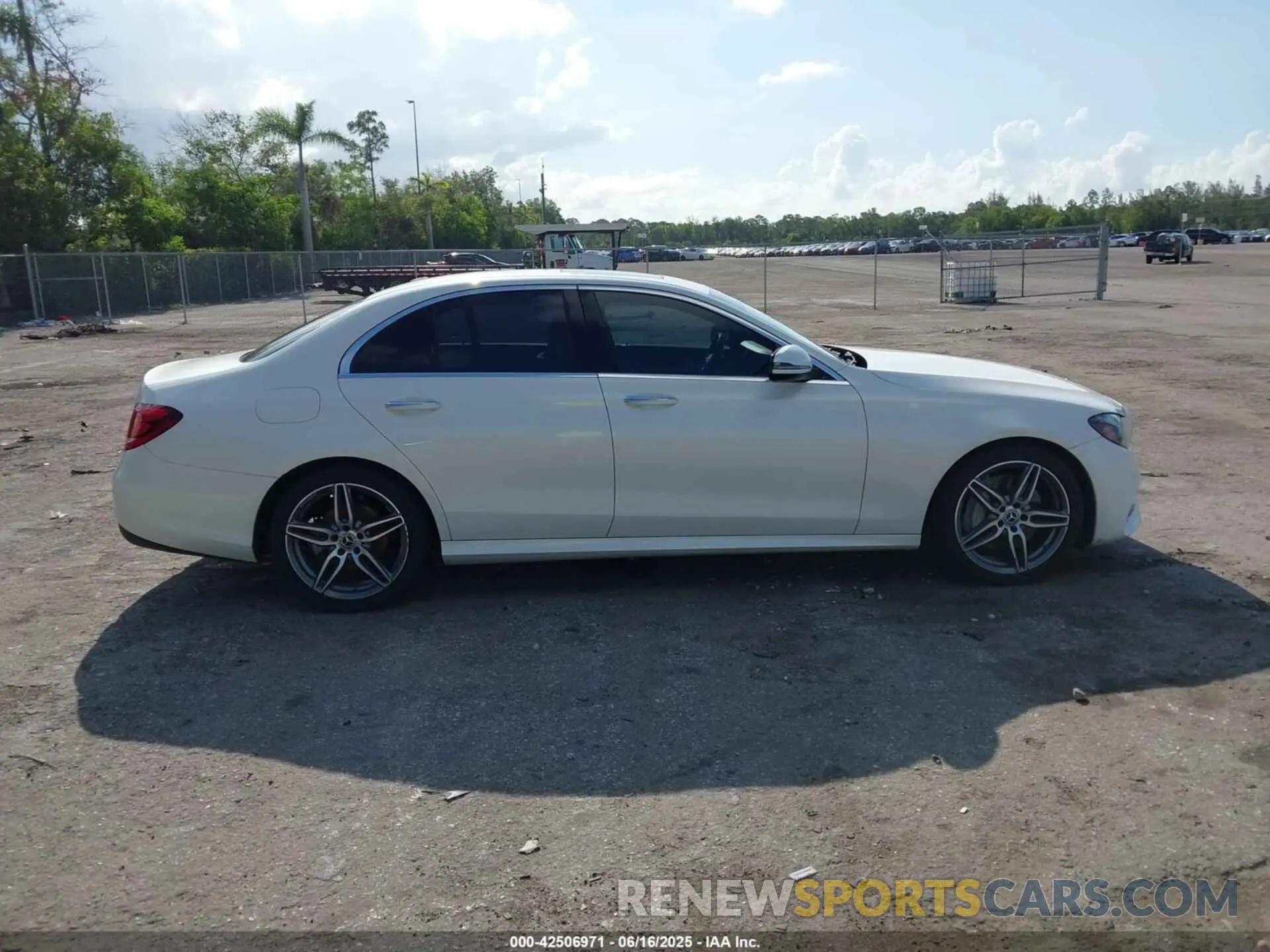 14 fotografías del automóvil dañado WDDZF8DB4LA742910 MERCEDES-BENZ E 350 2020
