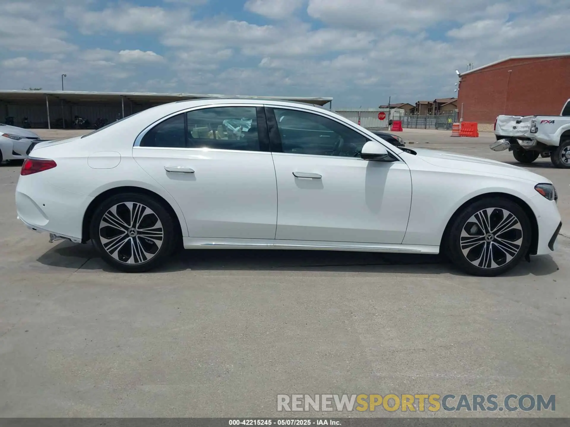 13 fotografías del automóvil dañado W1KLF4GB8SA134669 MERCEDES-BENZ E 350 2025