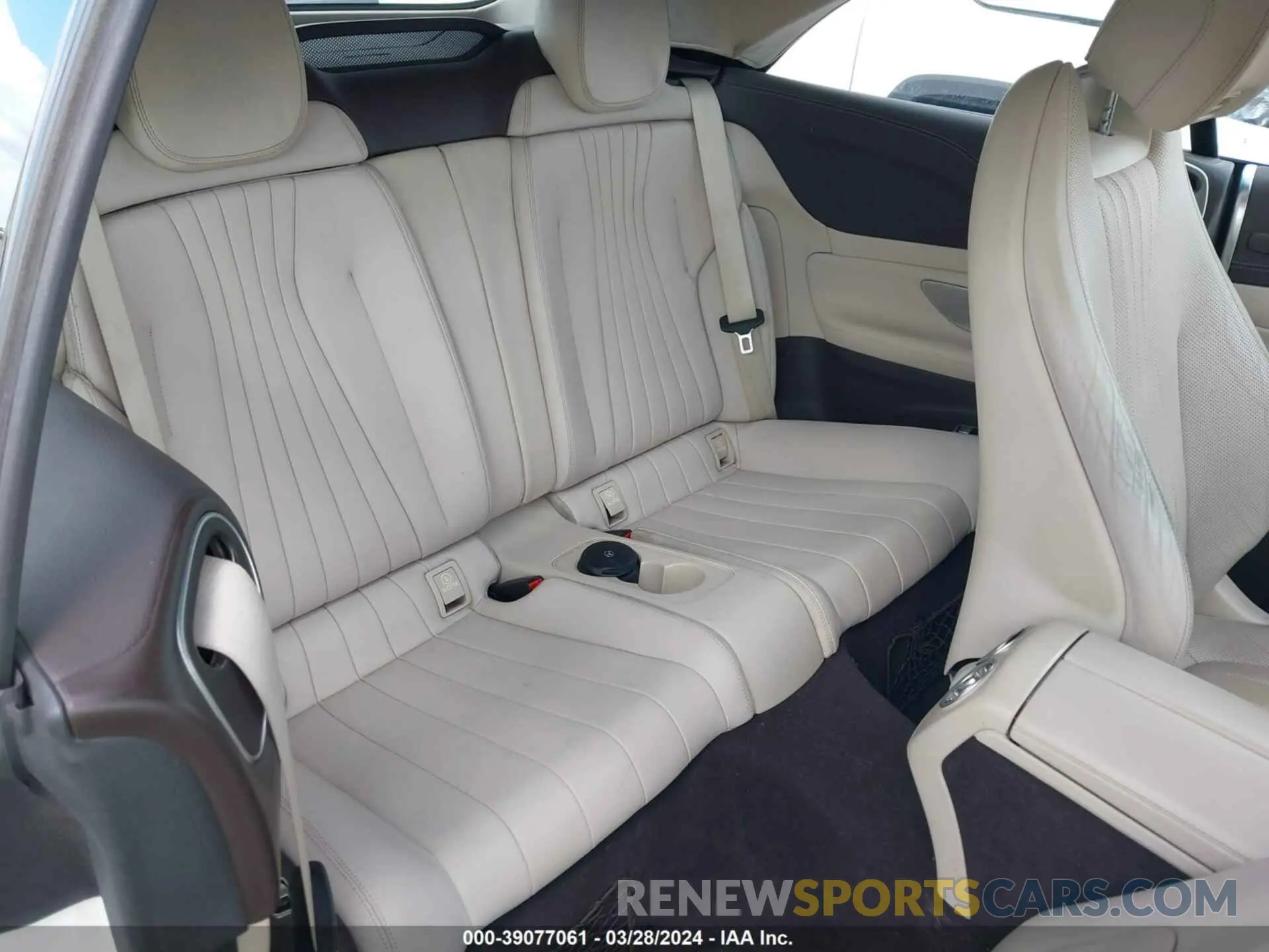8 fotografías del automóvil dañado WDD1K6JB4KF101064 MERCEDES-BENZ E 450 2019