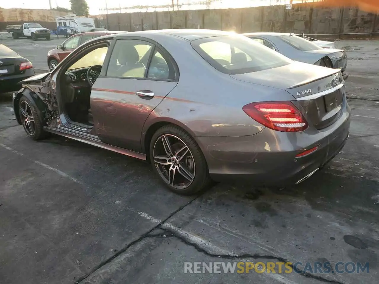 2 fotografías del automóvil dañado WDDZF8DB8LA709523 MERCEDES-BENZ E-CLASS 2020
