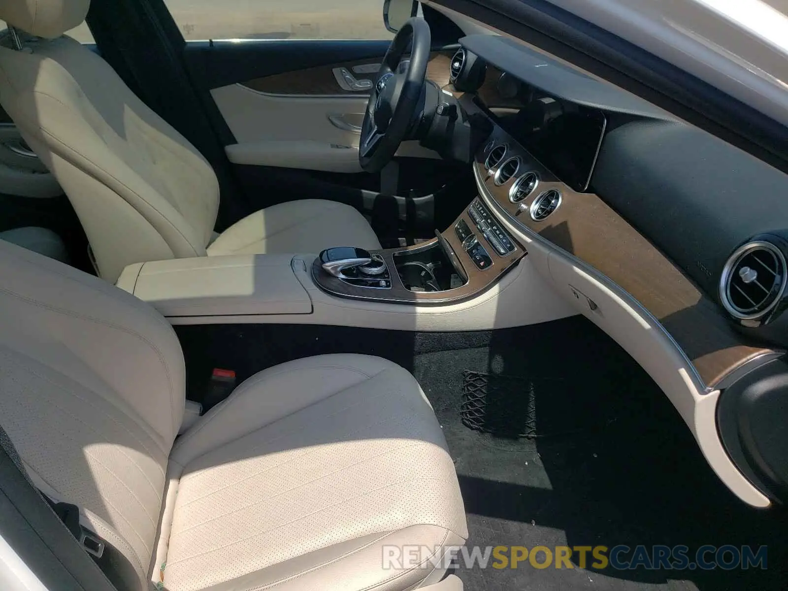 5 fotografías del automóvil dañado WDDZF8EB6LA749632 MERCEDES-BENZ E CLASS 2020