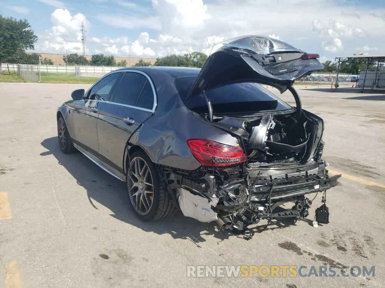 3 fotografías del automóvil dañado W1KZF8KBXMA931680 MERCEDES-BENZ E-CLASS 2021